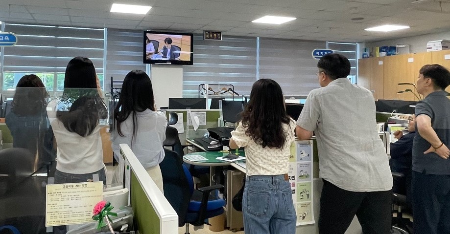 창원교육지원청, MZ세대와 함께 꺼~꾸로 간 데이~ - 관련이미지3