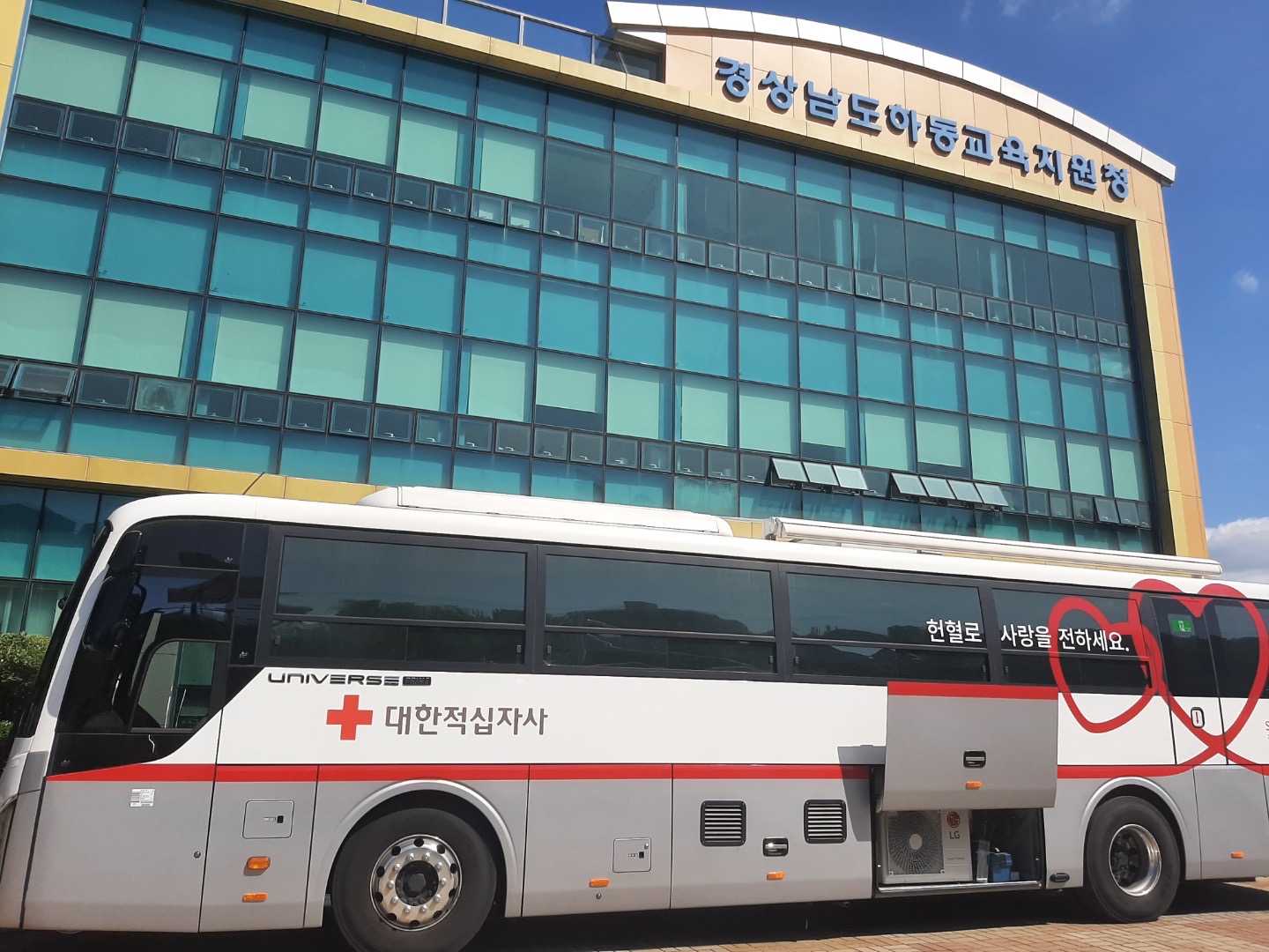 하동교육지원청, 더위는 참아도‘사랑의 헌혈’은 못 참지~~ - 관련이미지3