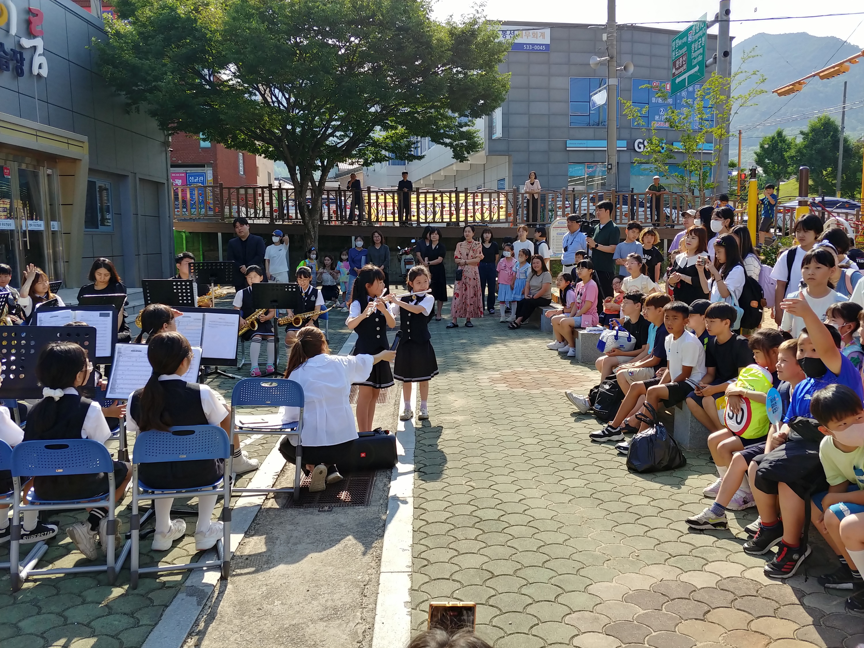 명덕초 윈드오케스트라, 행복한 아침을 여는  등굣길 미니 음악회 운영 - 관련이미지2