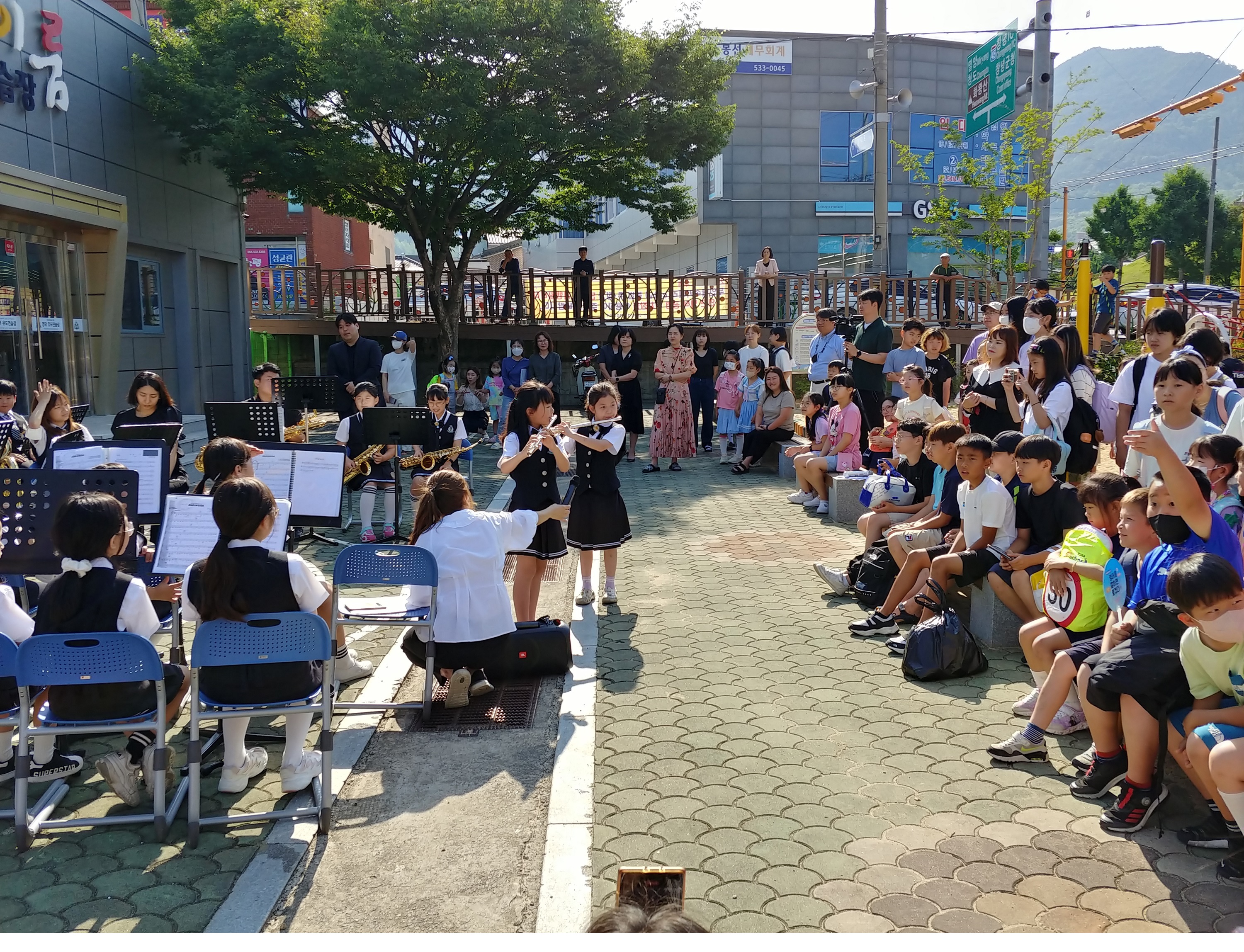 명덕초 윈드오케스트라, 행복한 아침을 여는  등굣길 미니 음악회 운영 - 관련이미지5