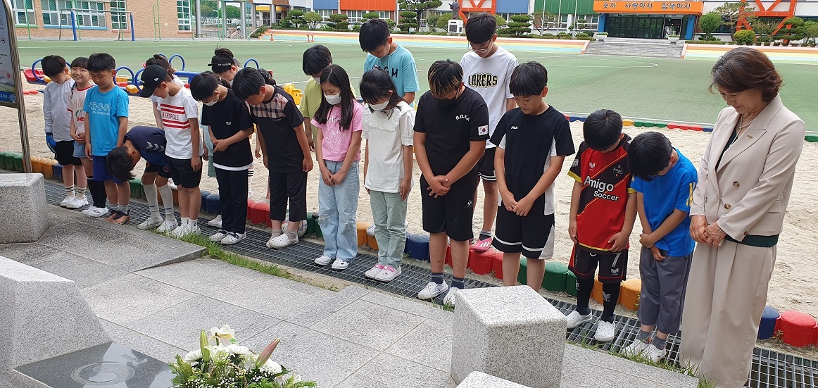 창원상남초, 6·25 참전 동문 호국영웅 명비 참배 - 관련이미지1