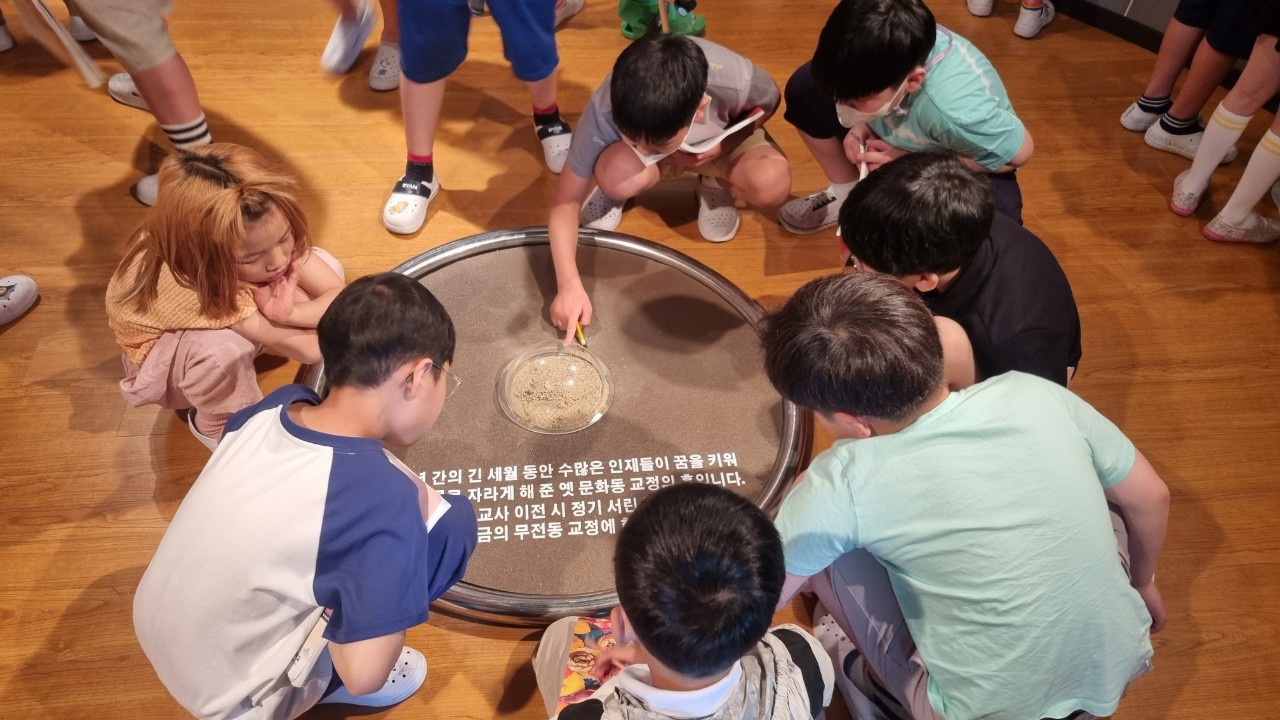 115년 역사와 전통이 있는 통영초등학교의 과거와 현재, 그리고 미래를 향한 힘찬 발돋움 ‘나는 자랑스러운 통영 초등학교 어린이입니다.’ - 관련이미지2