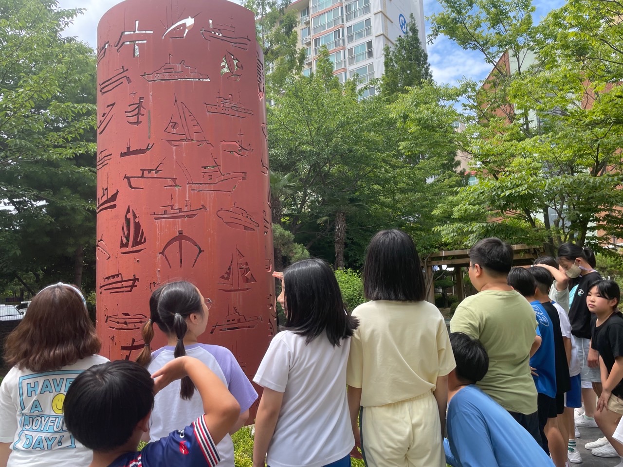 115년 역사와 전통이 있는 통영초등학교의 과거와 현재, 그리고 미래를 향한 힘찬 발돋움 ‘나는 자랑스러운 통영 초등학교 어린이입니다.’ - 관련이미지3