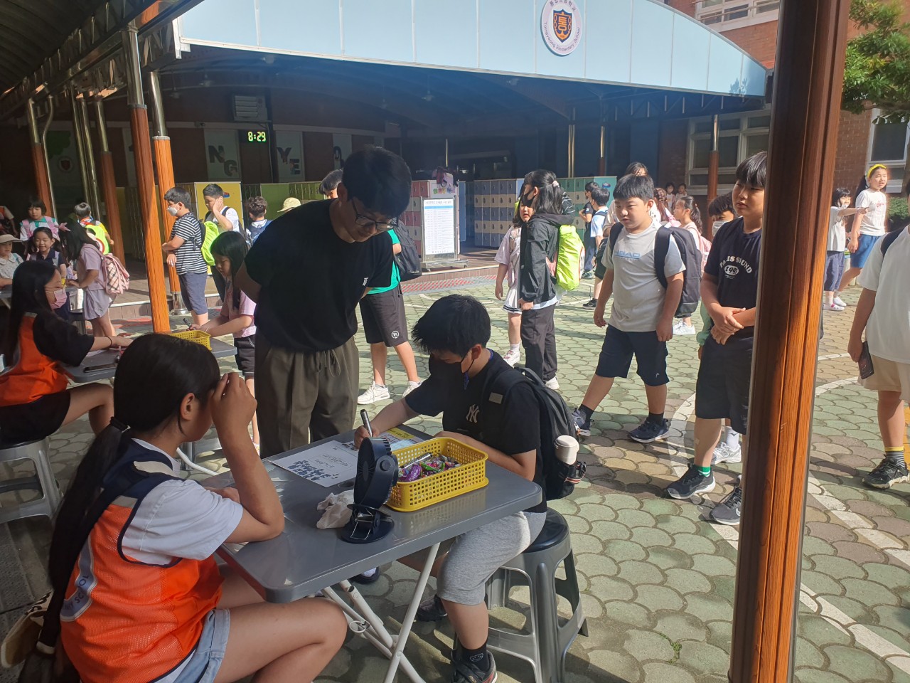115년 역사와 전통이 있는 통영초등학교의 과거와 현재, 그리고 미래를 향한 힘찬 발돋움 ‘나는 자랑스러운 통영 초등학교 어린이입니다.’ - 관련이미지4