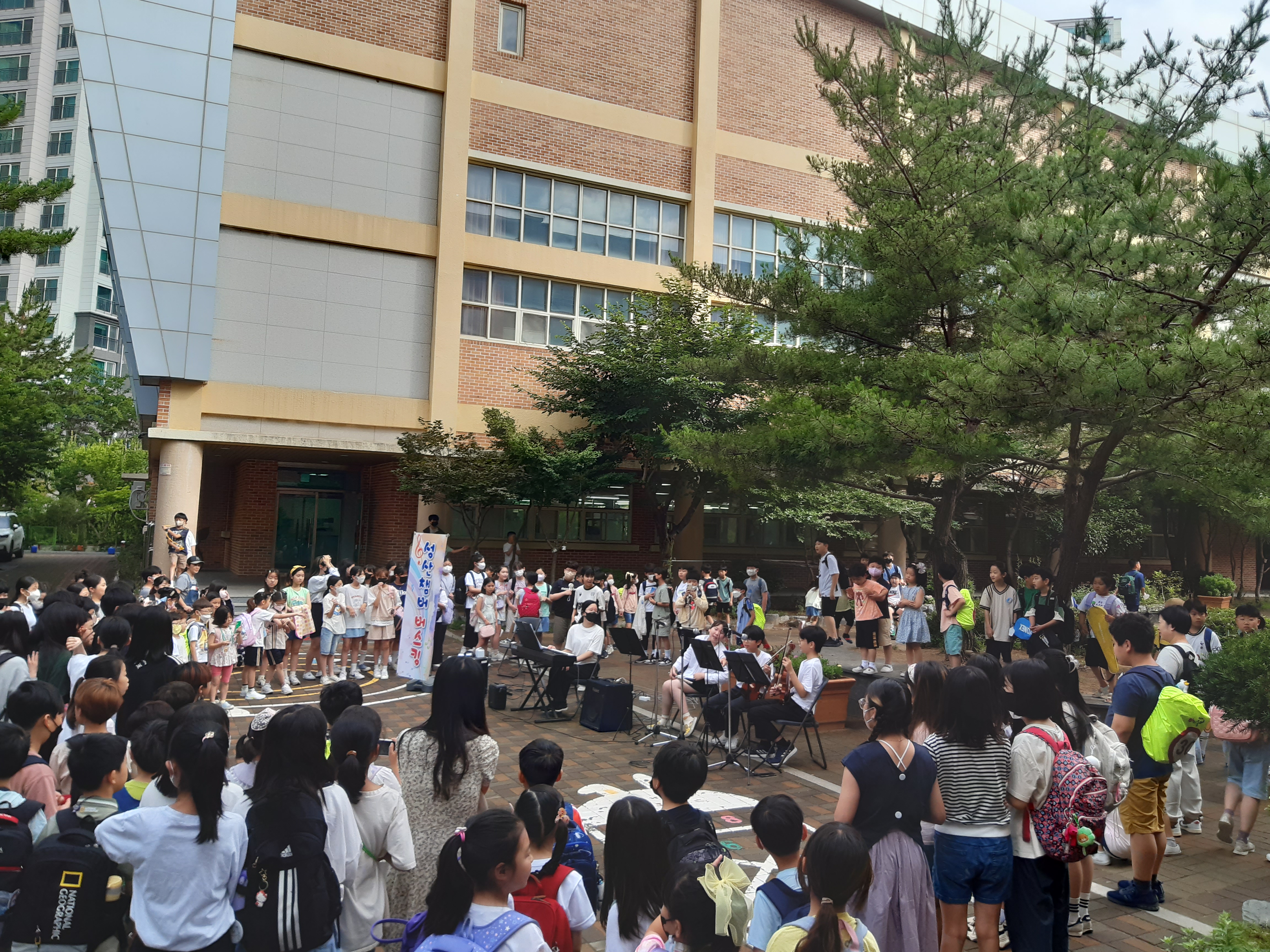 6월 호국보훈의 달을 맞이하여 성산 챔버오케스트라의 등굣길 버스킹 연주 개최 - 관련이미지1