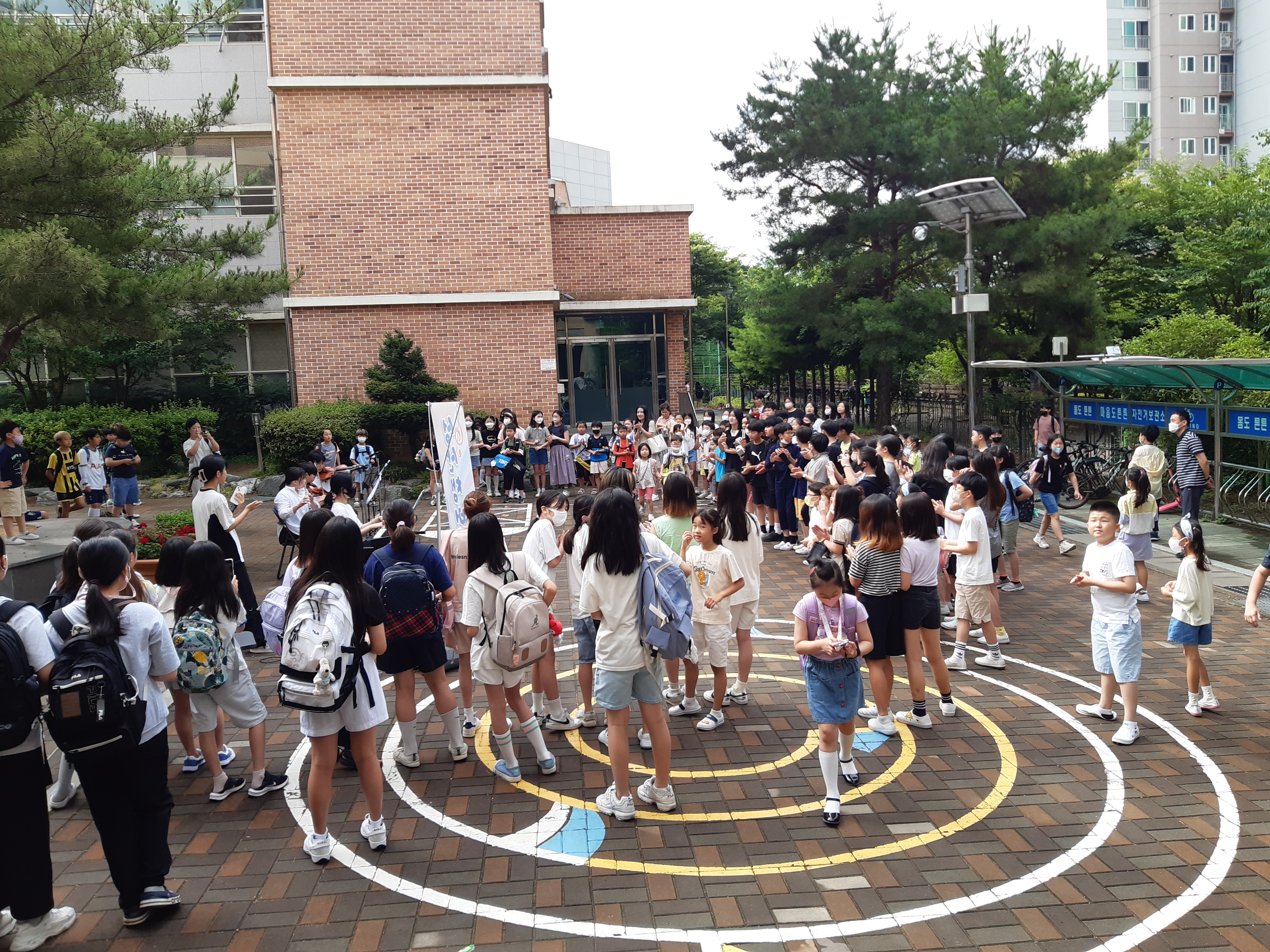 6월 호국보훈의 달을 맞이하여 성산 챔버오케스트라의 등굣길 버스킹 연주 개최 - 관련이미지2