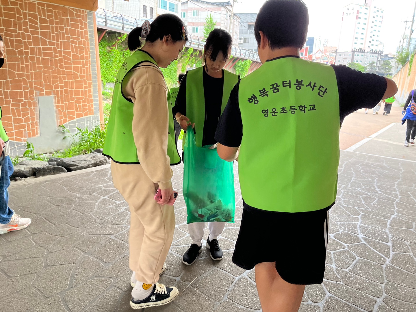 영운초, 행복 꿈터 봉사단 우리 동네 신어천 살리기 봉사활동 실천 - 관련이미지1