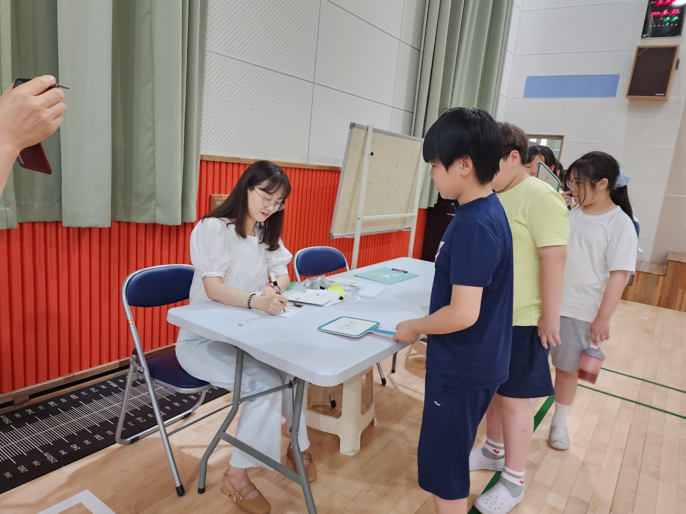 의령초, ‘시간 가게’ 이나영 작가 초청 강연회 개최 -미래의 행복을 위해 현재를 저당 잡힌 어린이들을 위한 진정한 행복 찾기- - 관련이미지4