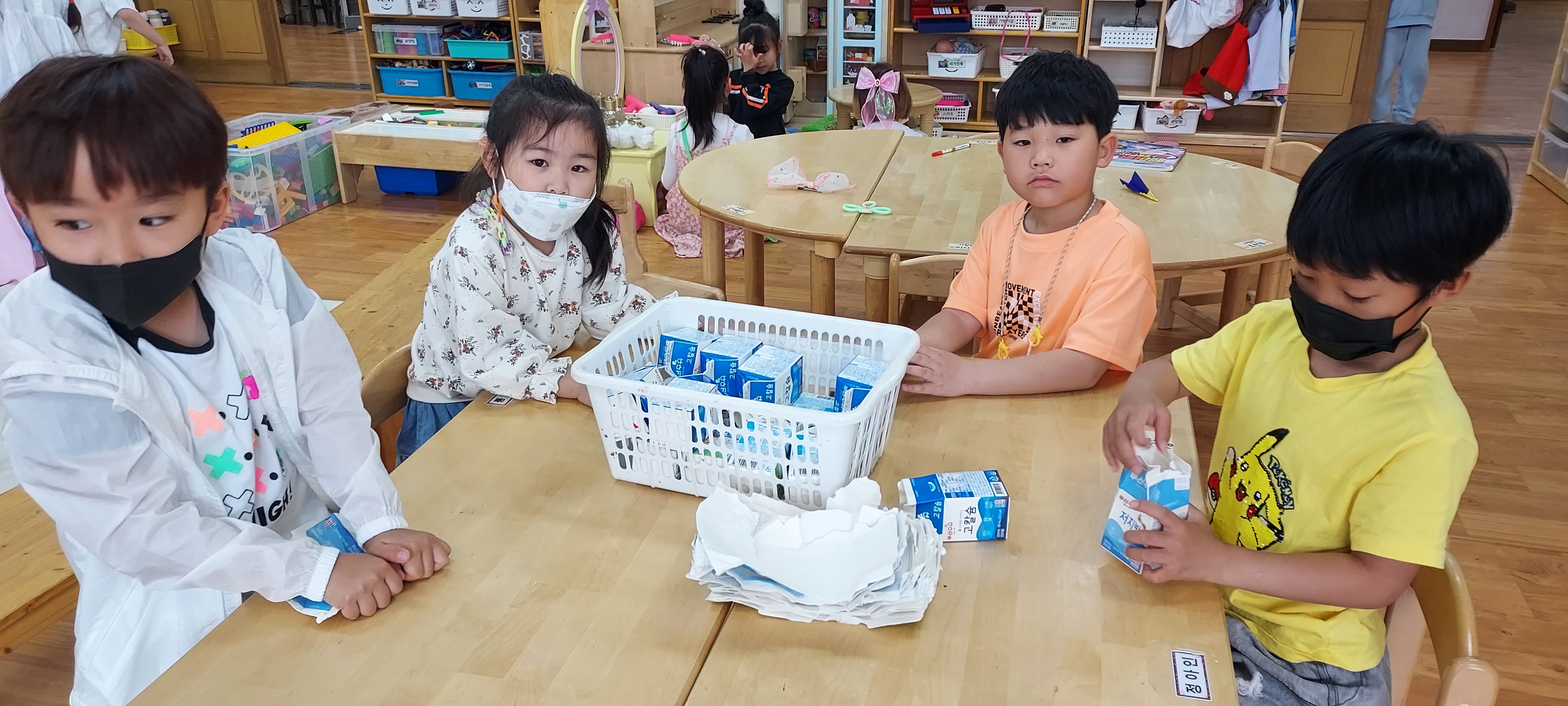 국산초병설유치원, 우유팩 교환 사업 참여 - 관련이미지1