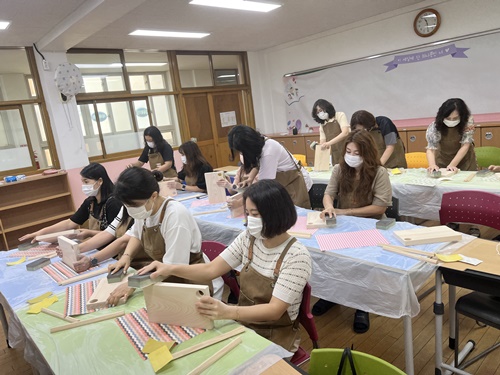 진영대창초병설유치원, 학부모 동아리 <친환경 도마 만들기 목공 체험> 실시 - 관련이미지2