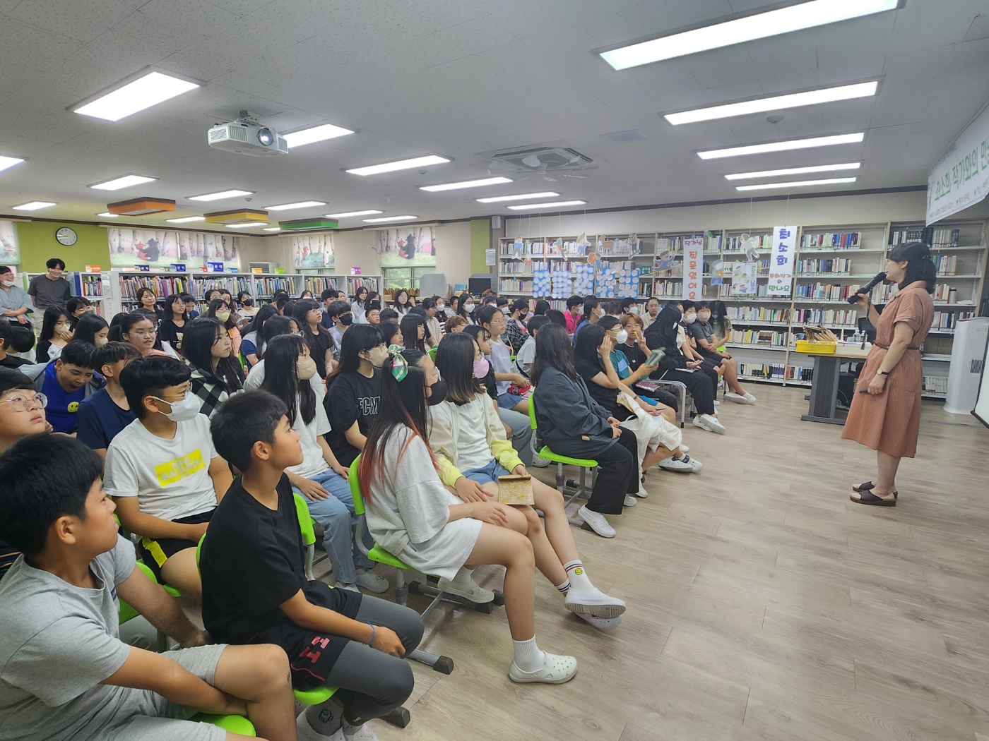 광려초, 한 학기 한 권 읽기와 함께한 ‘친구를 사귀는 특별한 방법’ 작가 강연 - 관련이미지3