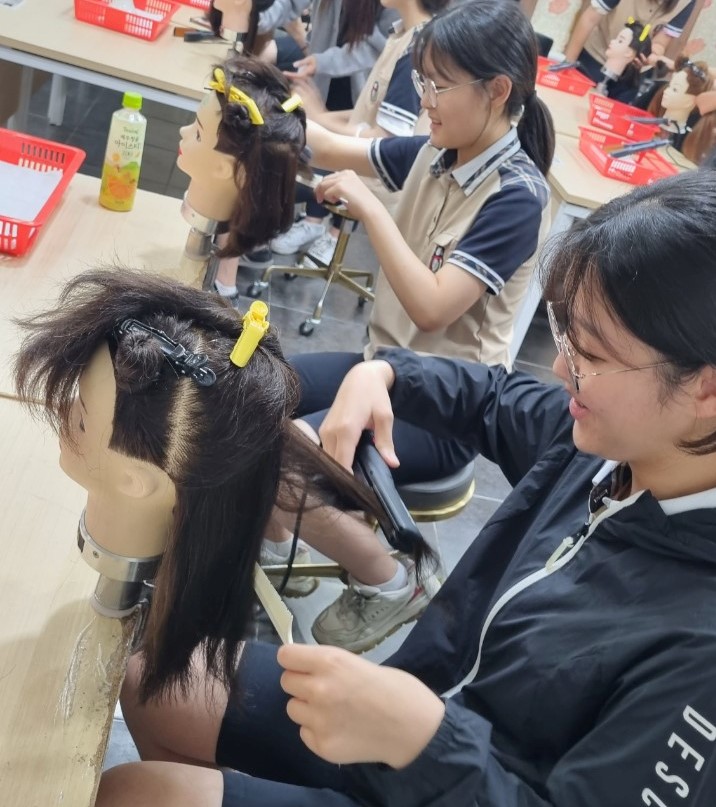함안여자중학교, 특성화고등학교 전공 및 학과 진로 체험 활동 가져 - 관련이미지3