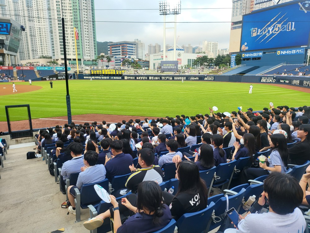 웅천고, 학생과 교사가 함께 야구장에 가다! - 관련이미지2