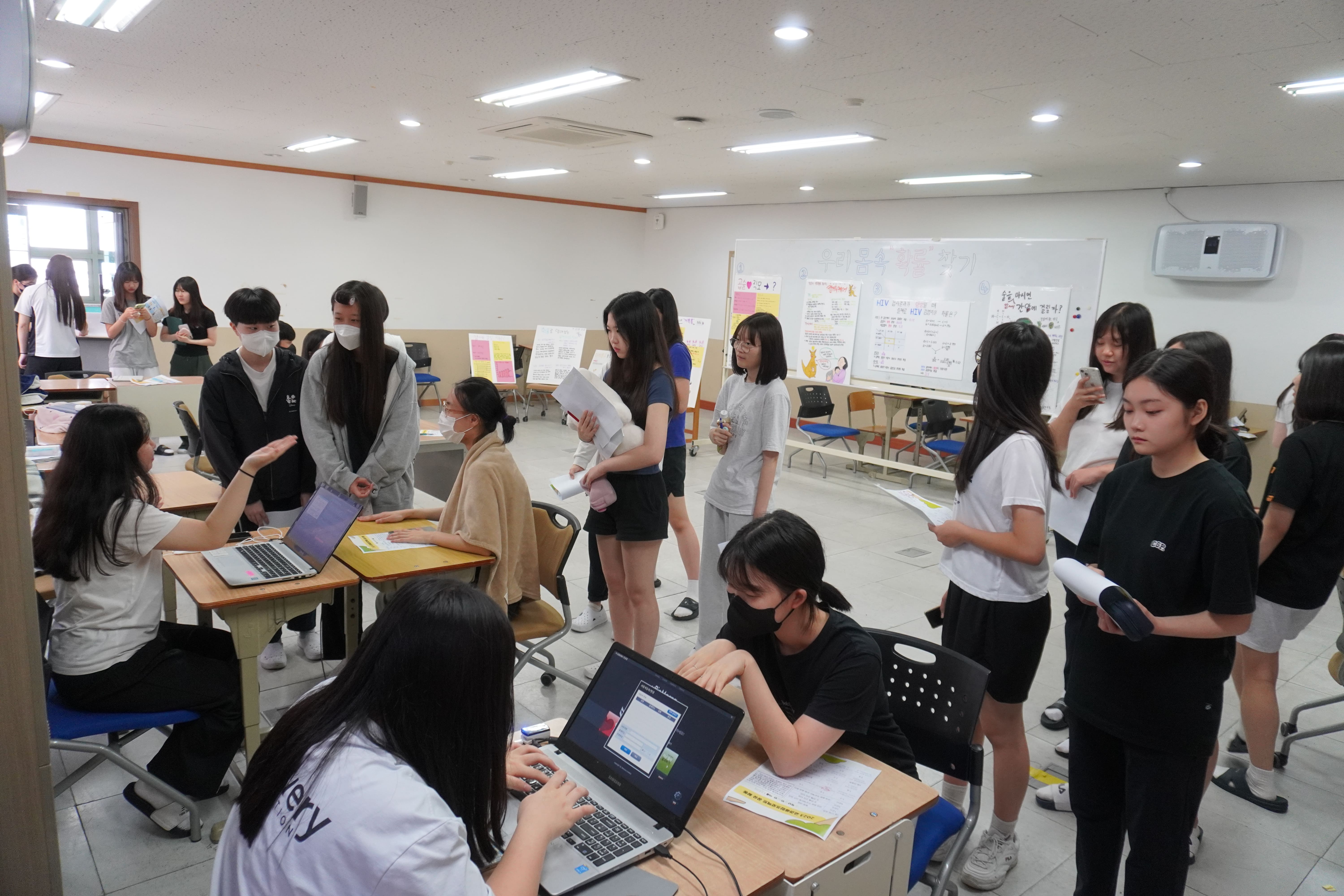 김해분성여고 ‘교과융합프로젝트의 날’실시하여 교사와 학생이 함께하는 학교내  ‘교과융합수업측제’를 통해 경남미래교육을 선도하다. - 관련이미지2