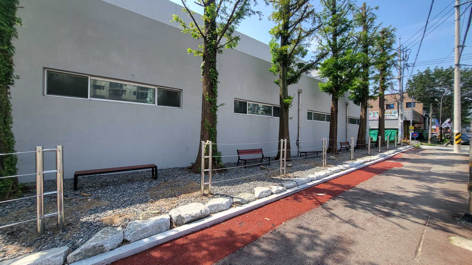 학교 유휴지에는 주민을 위한 벤치가 높여져 학교와 주민의 공간 공유 실험을 시도하고 있다.
