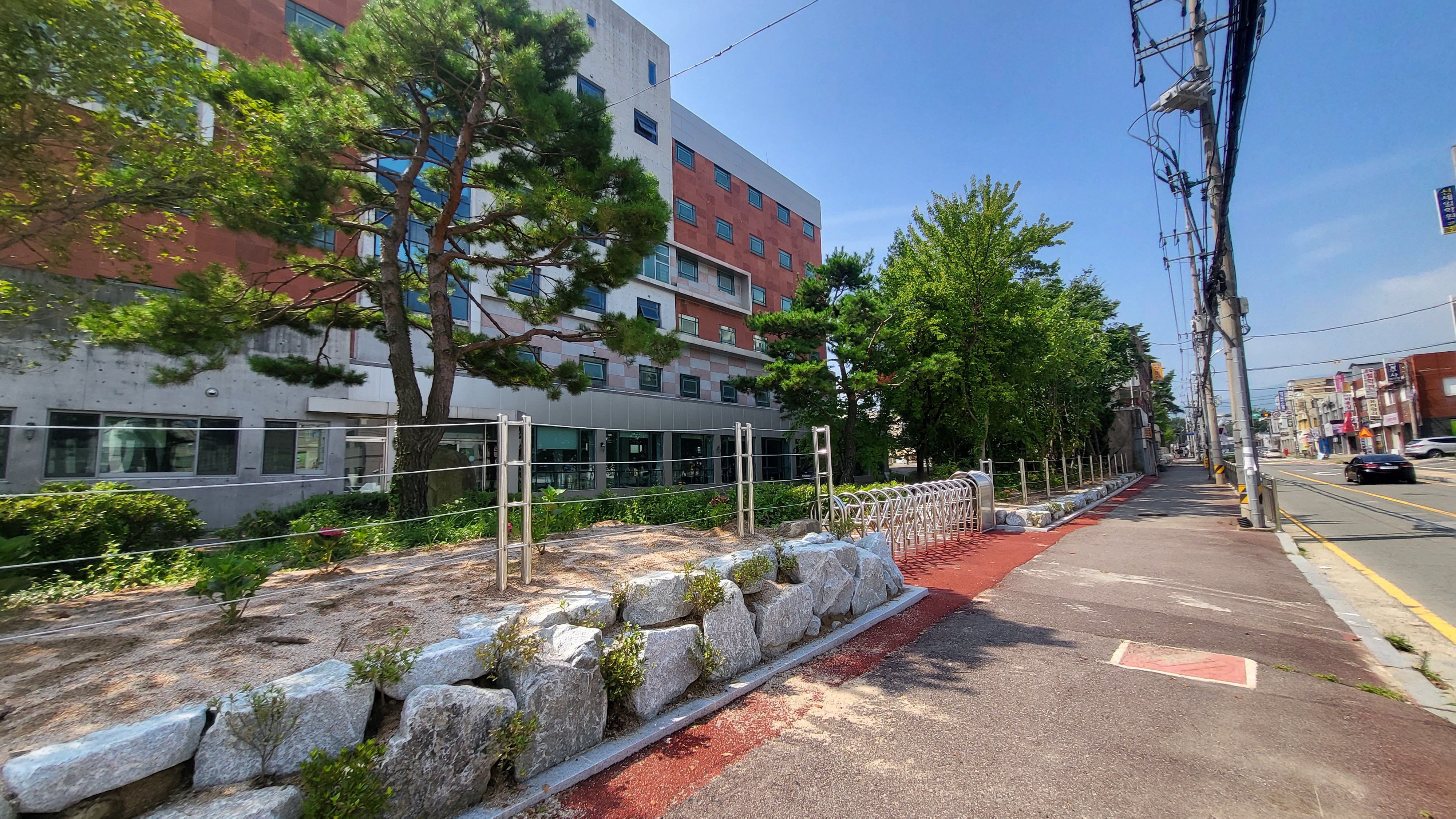 옹벽이 철거되고 개방성을 높인 펜스가 21일 설치, 완료되었다.