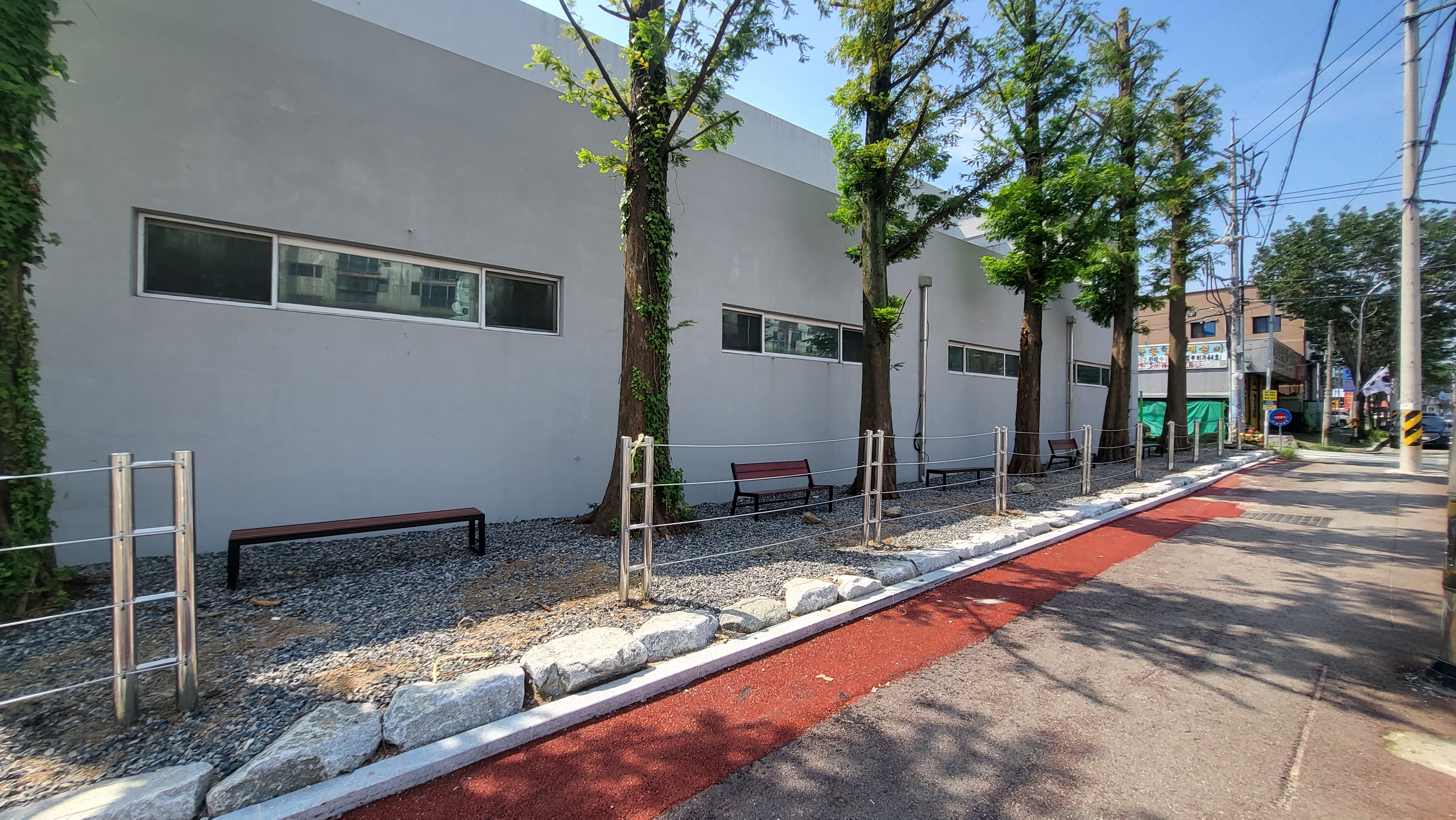 학교 유휴지에는 주민을 위한 벤치가 높여져 학교와 주민의 공간 공유 실험을 시도하고 있다.