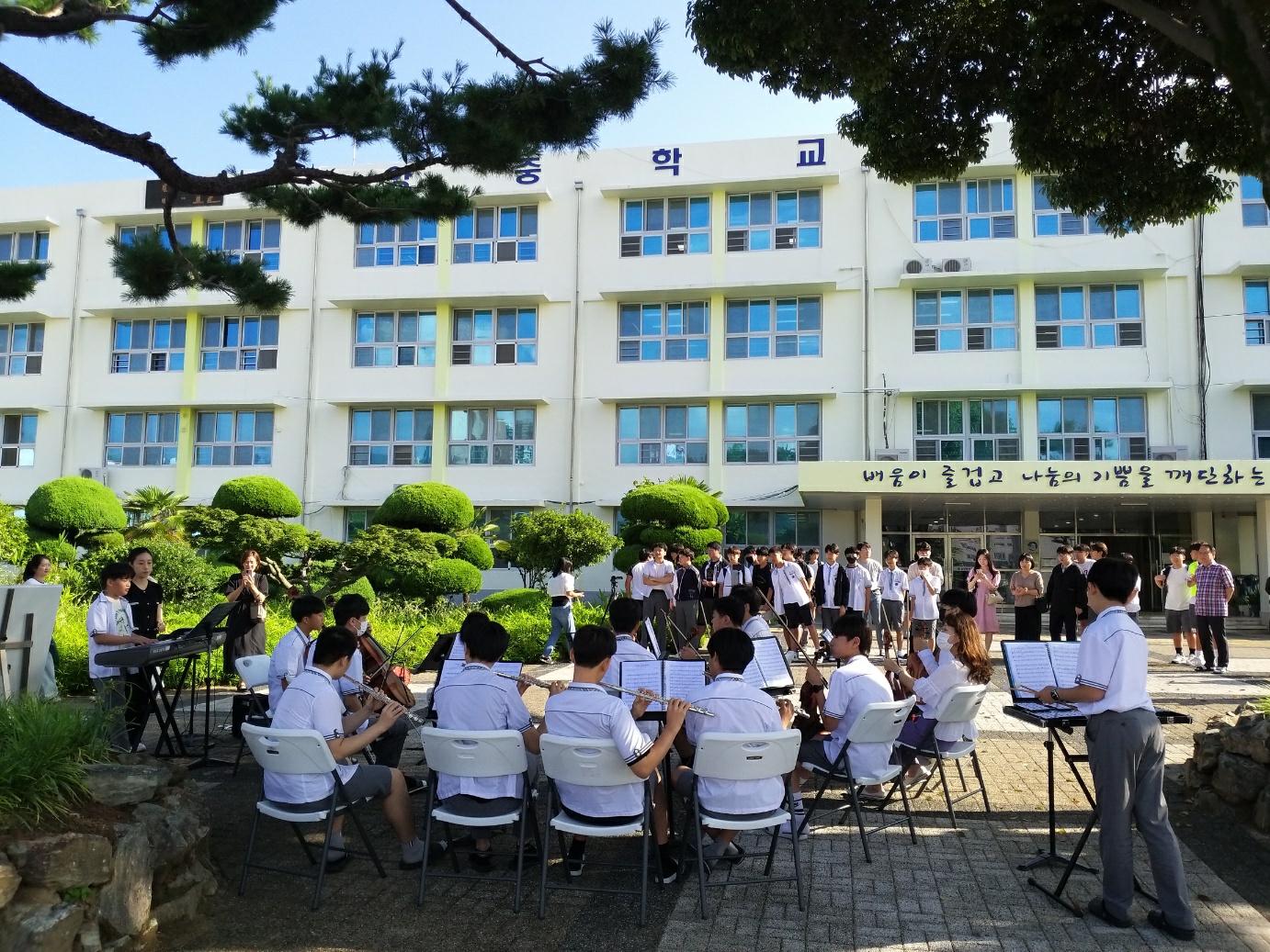 젠틀맨 오케스트라와 함께하는 밀양중 등굣길 버스킹 - 관련이미지1