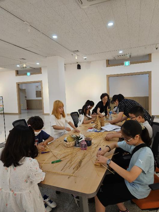 김해도서관, 갤러리 가야 [짚풀공예 초대전] 전시작품 연계 ‘짚과 풀로 곤충 만들기’체험 활동 운영 - 관련이미지5
