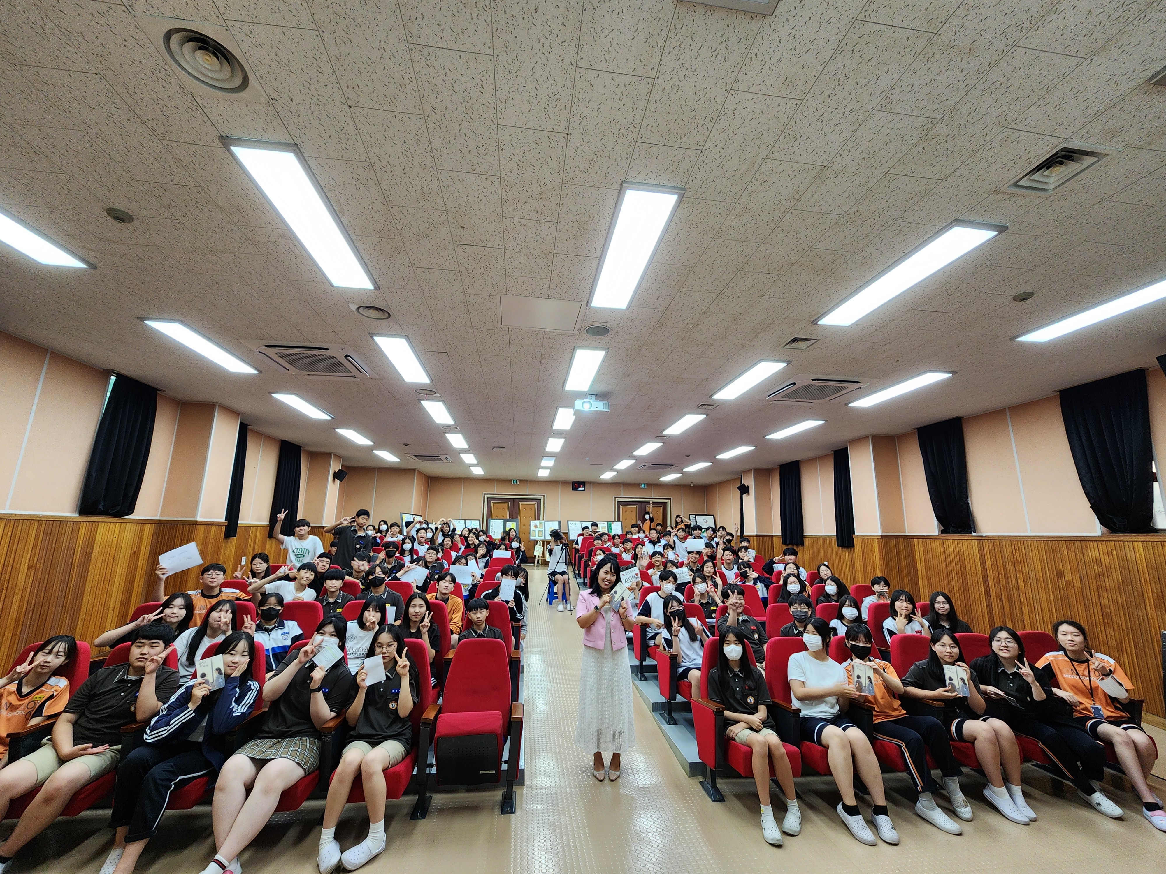 용원중, 드디어 이꽃님 작가를 만나다 - 관련이미지1