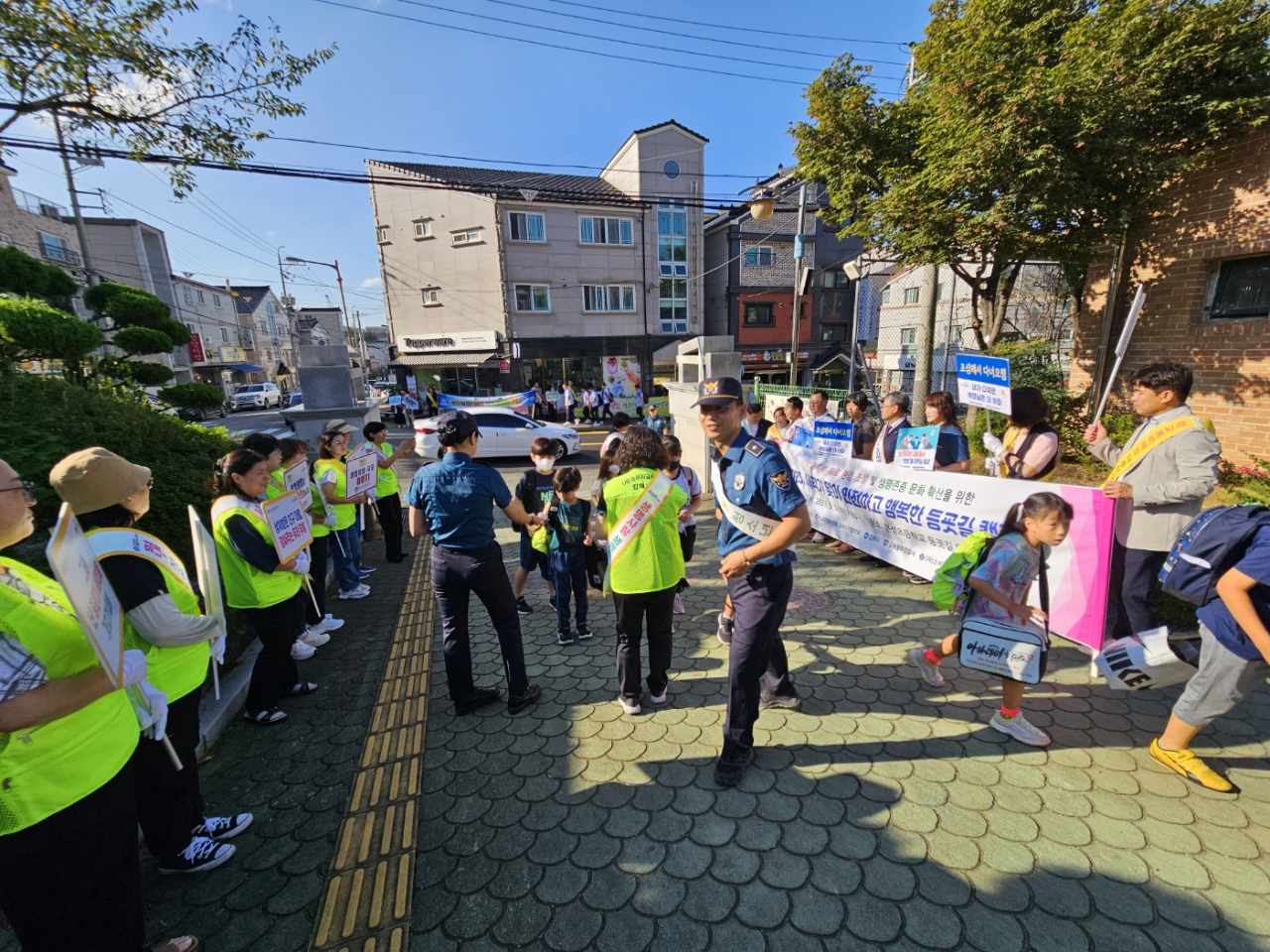 김해교육지원청, 새학기 맞이 안전하고 행복한 등굣길 캠페인 벌여 - 관련이미지1