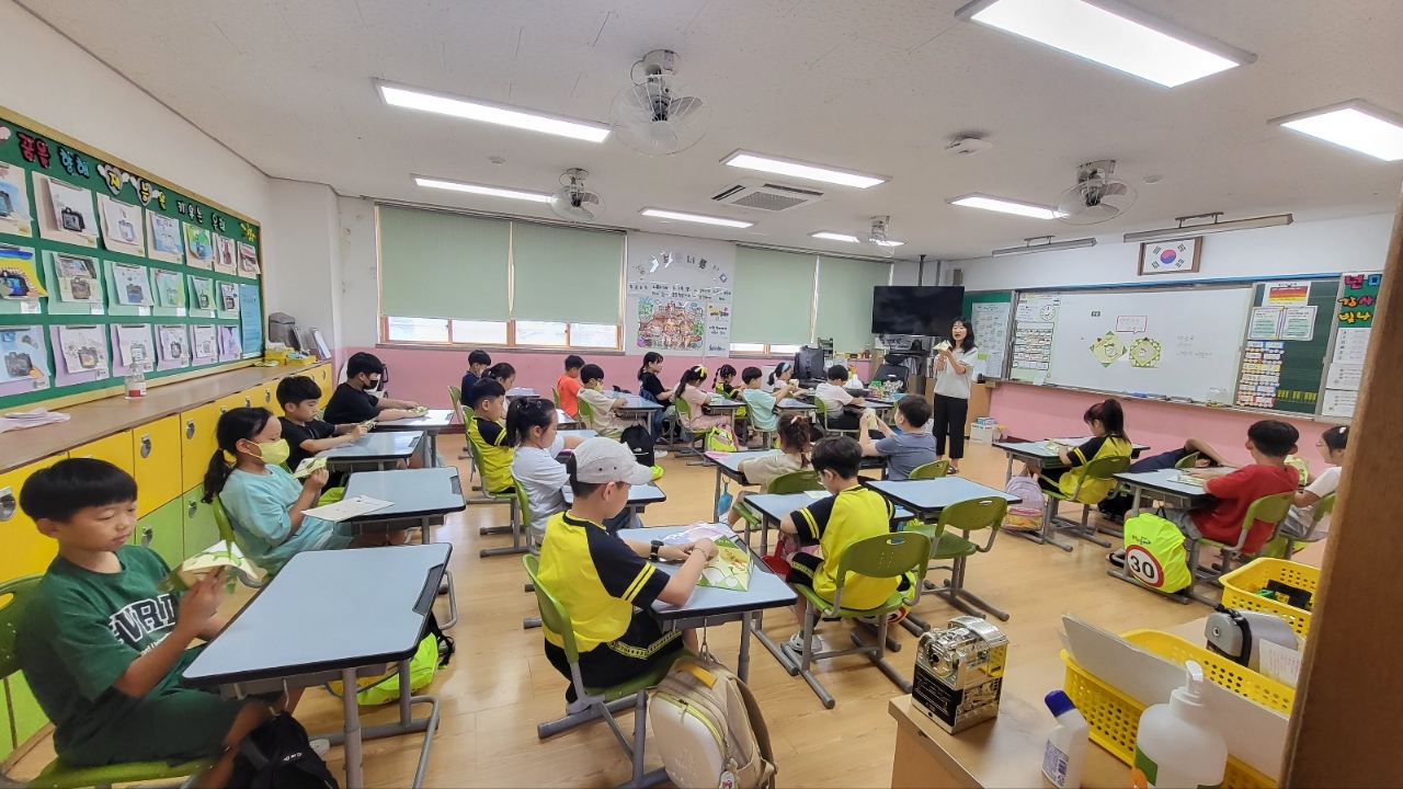 김해교육지원청, 새학기 맞이 안전하고 행복한 등굣길 캠페인 벌여 - 관련이미지2