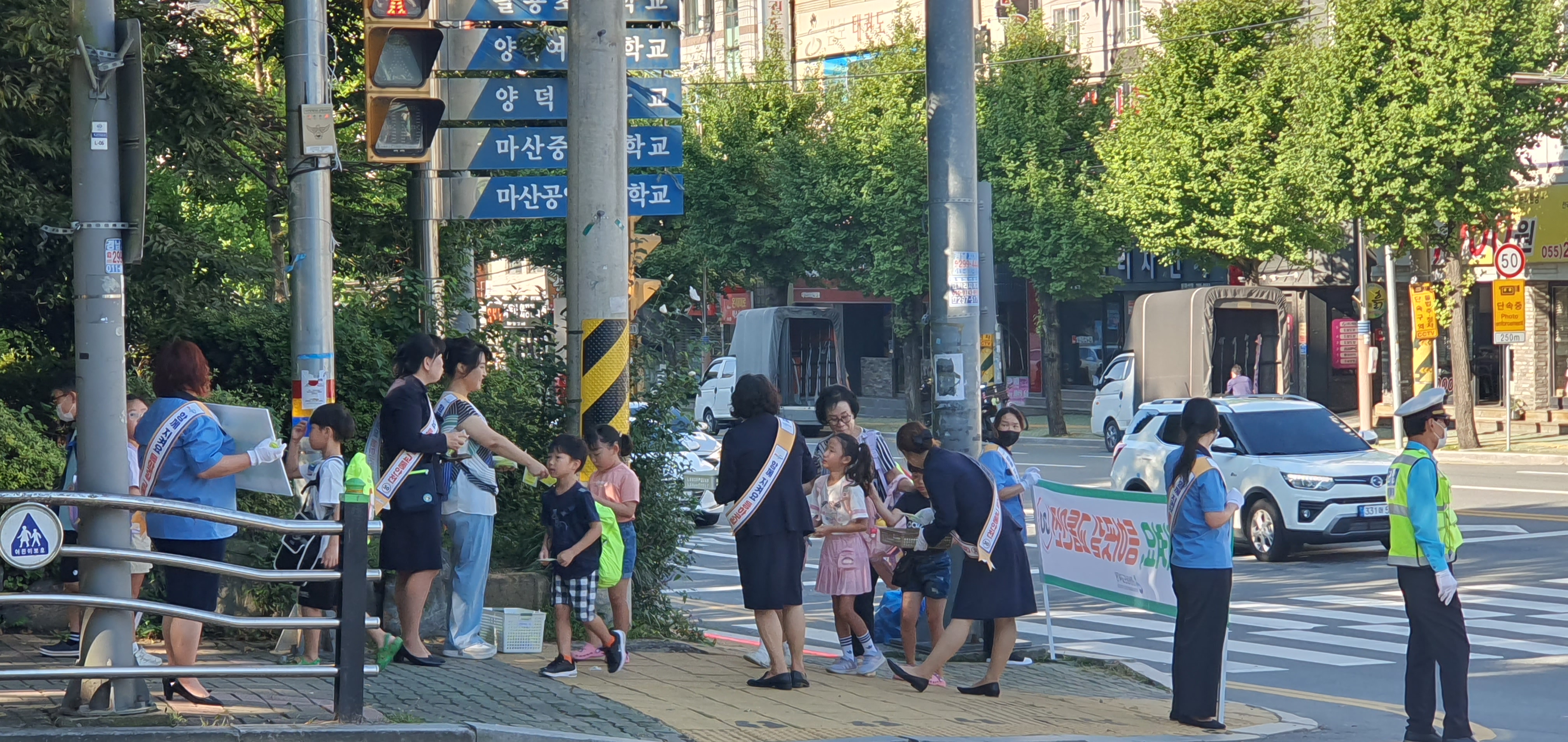 교육청과 지역이 함께하는 교통안전 홍보 - 관련이미지2