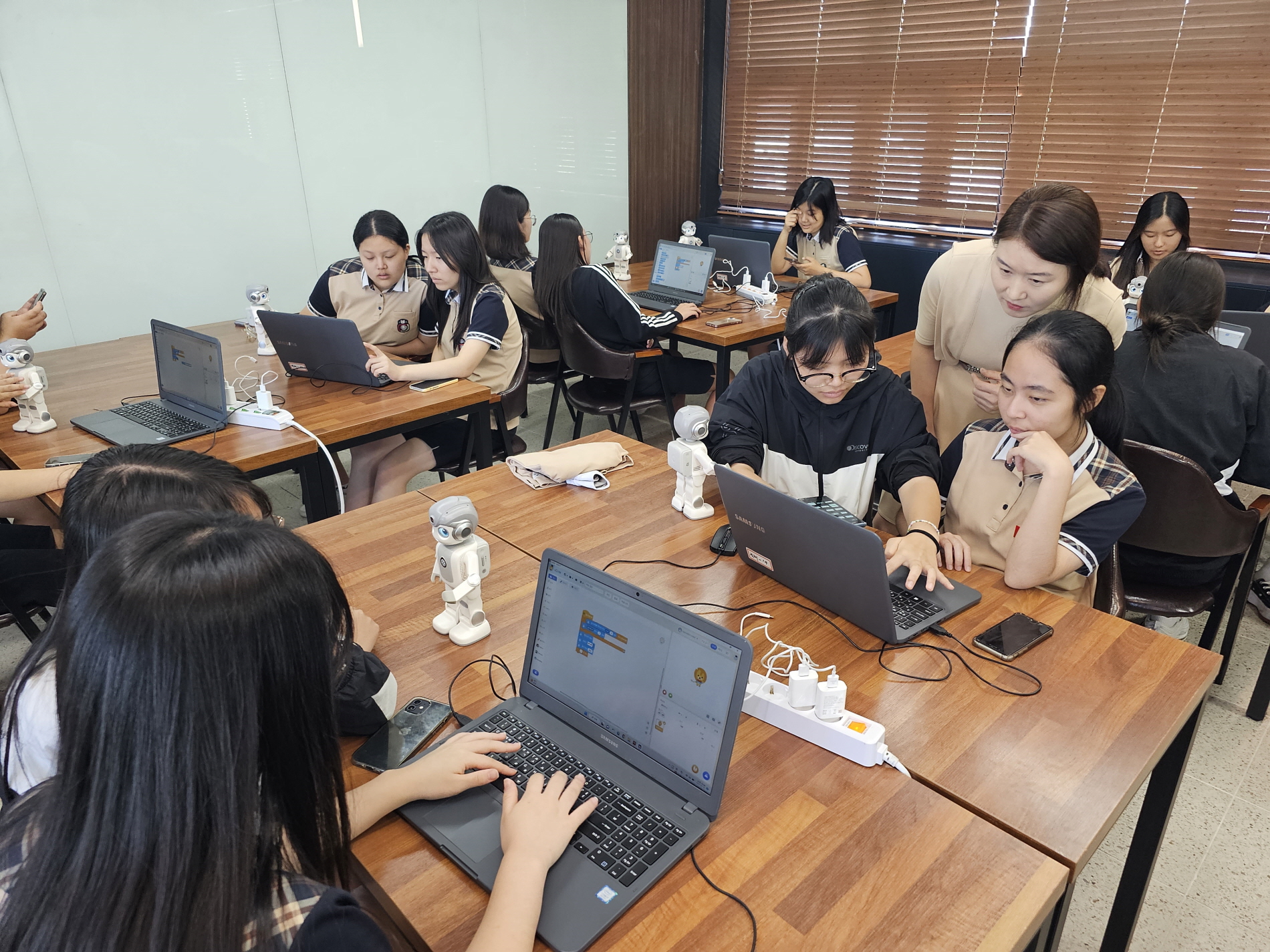 함안여자중학교, 경남로봇고등학교에서 로봇 분야 특성화고 진로 체험 가져 - 관련이미지3