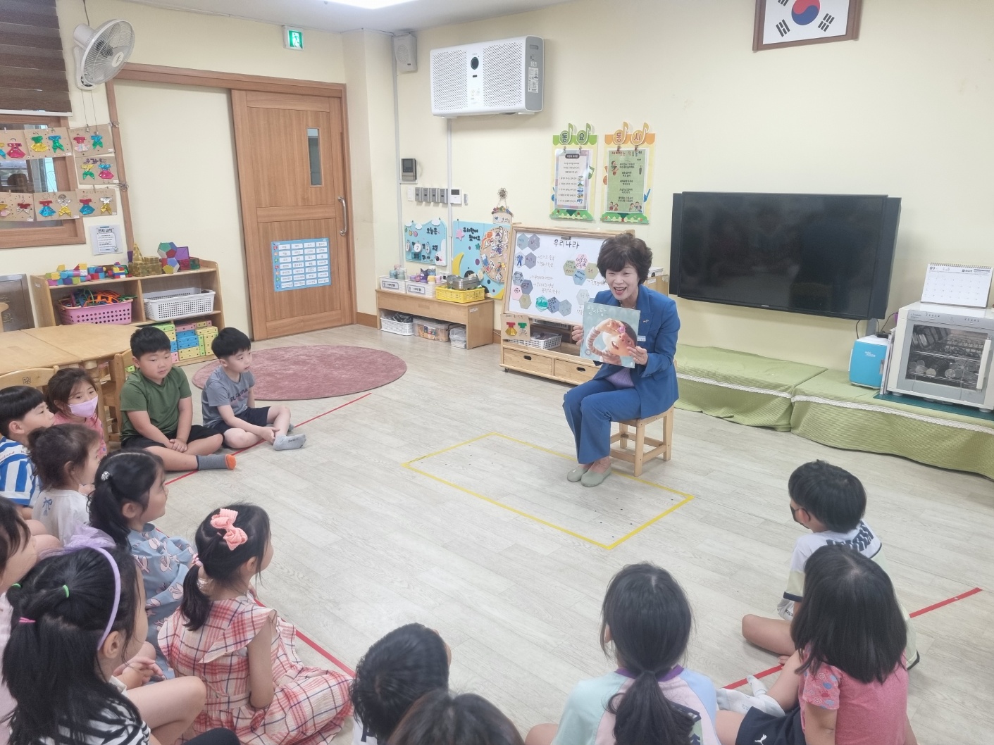 밀양교육지원청, ‘동화책 읽어 주는 교육장’ - 관련이미지1