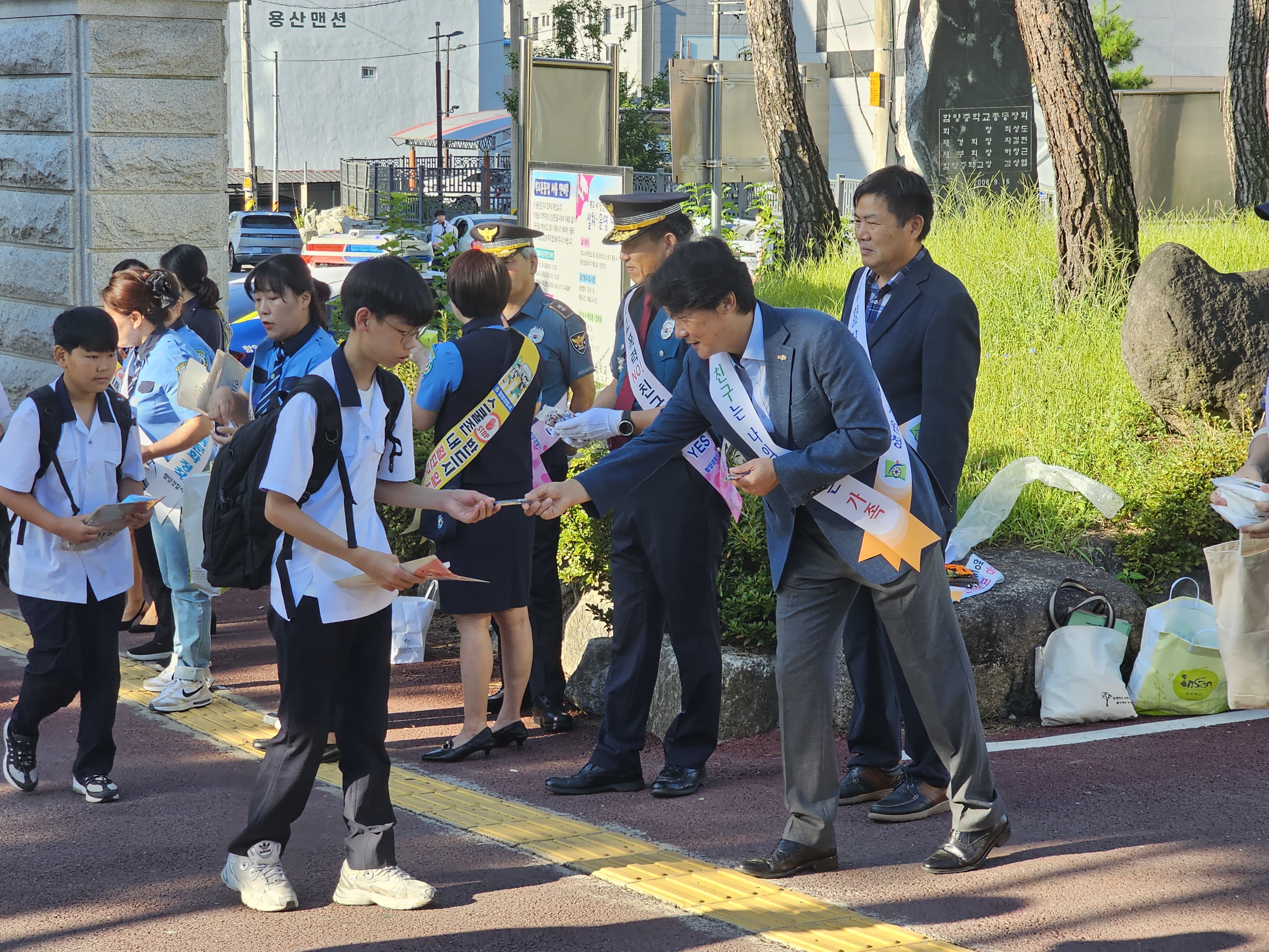 함양교육지원청, 학교폭력 및 사이버폭력 예방 유관기관 합동 캠페인 실시 - 관련이미지4