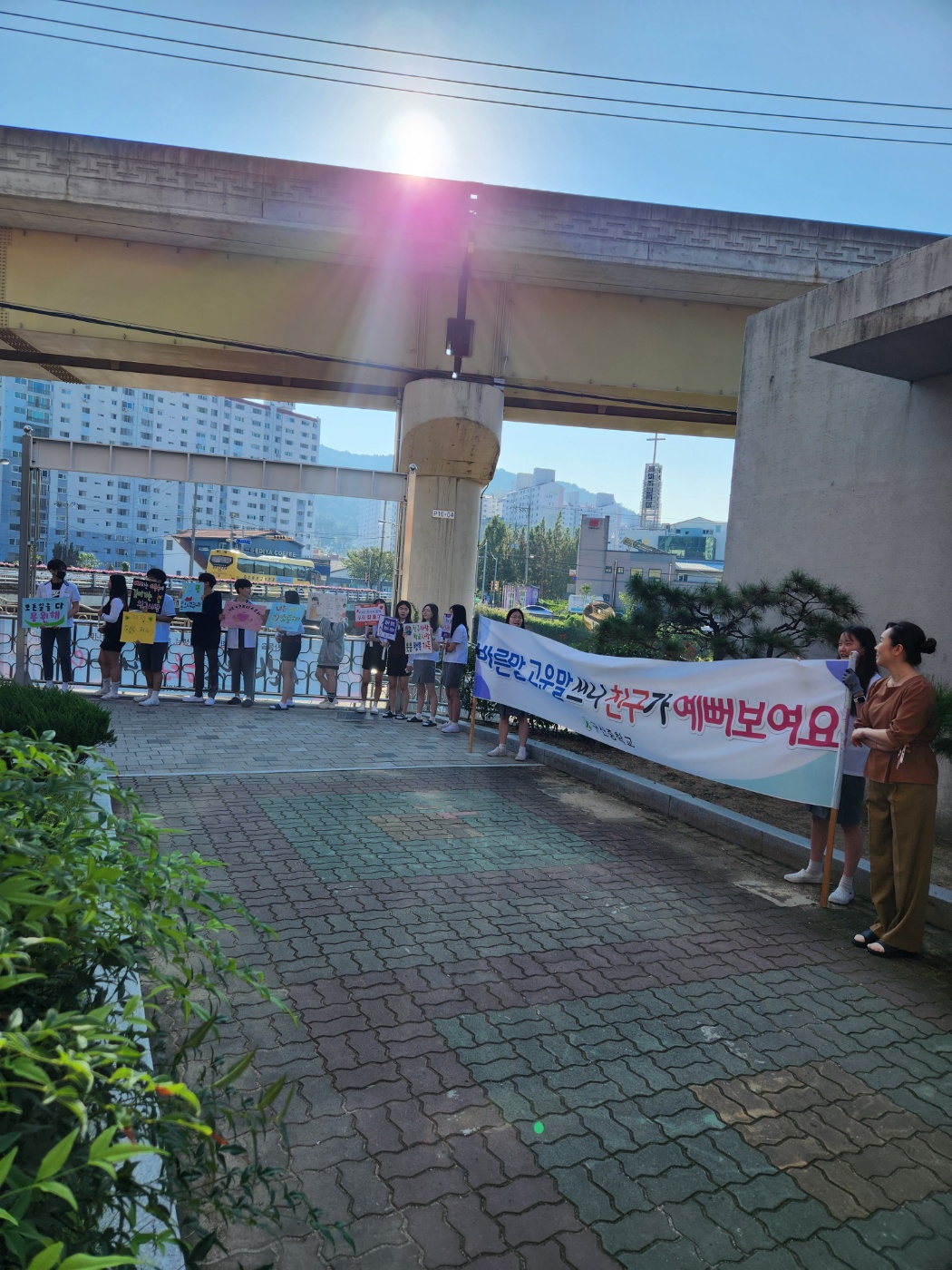 구산중(김해), 행복한 등굣길 교문맞이 행사 실시 - 관련이미지5