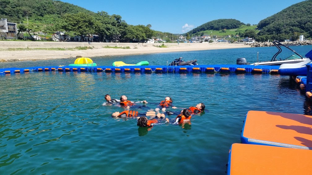 횡천초, 남해 포세이돈에서 바다수영체험 실시 - 관련이미지1
