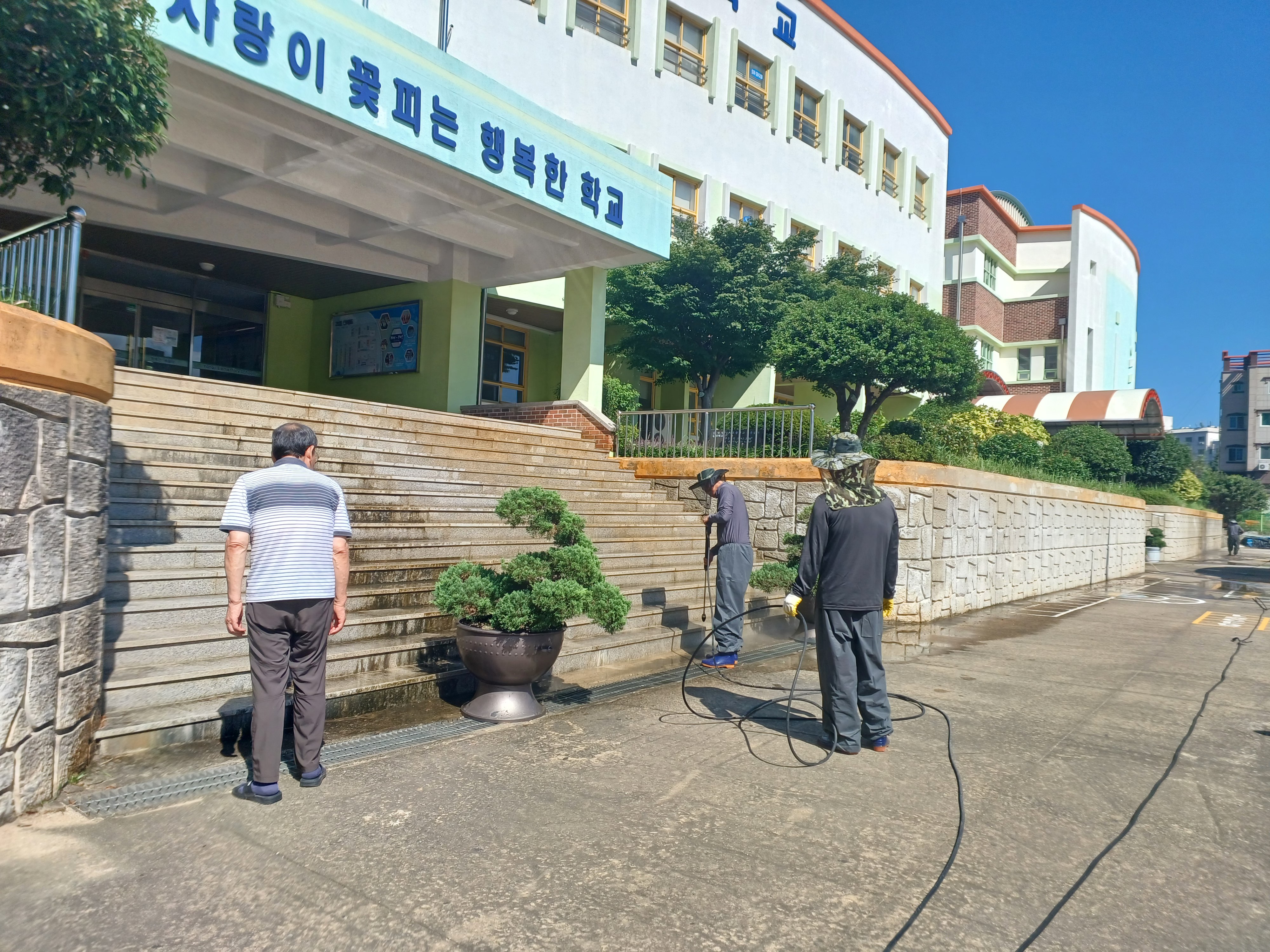 거제교육지원청, 학교 찌든 때, 물청소 해드려요 - 관련이미지2