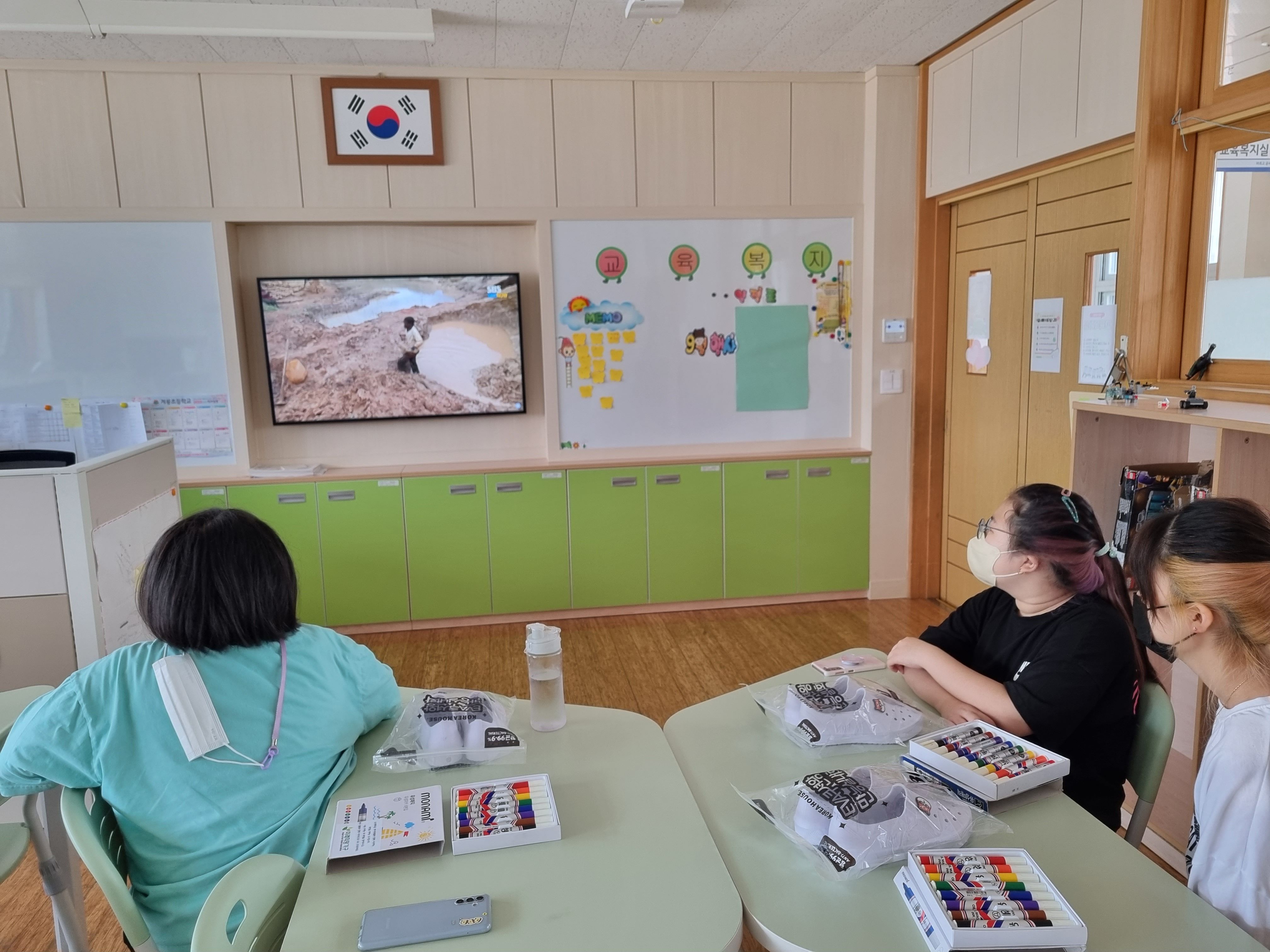 계룡초, 희망 나눔 봉사단 희망나눔 운동화 그리기 봉사활동 실시 - 관련이미지3