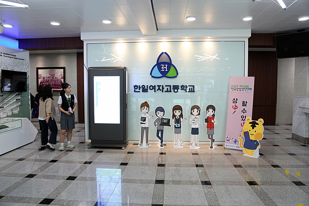 키오스크 활용하는 모습
