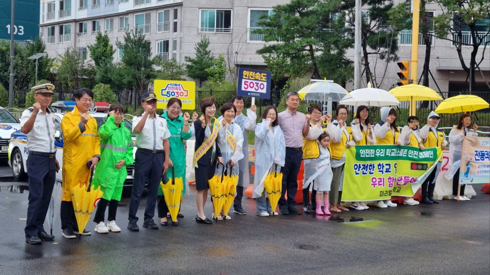 밀양교육지원청, 개학기 초등학교 교통안전 합동 캠페인 - 관련이미지1