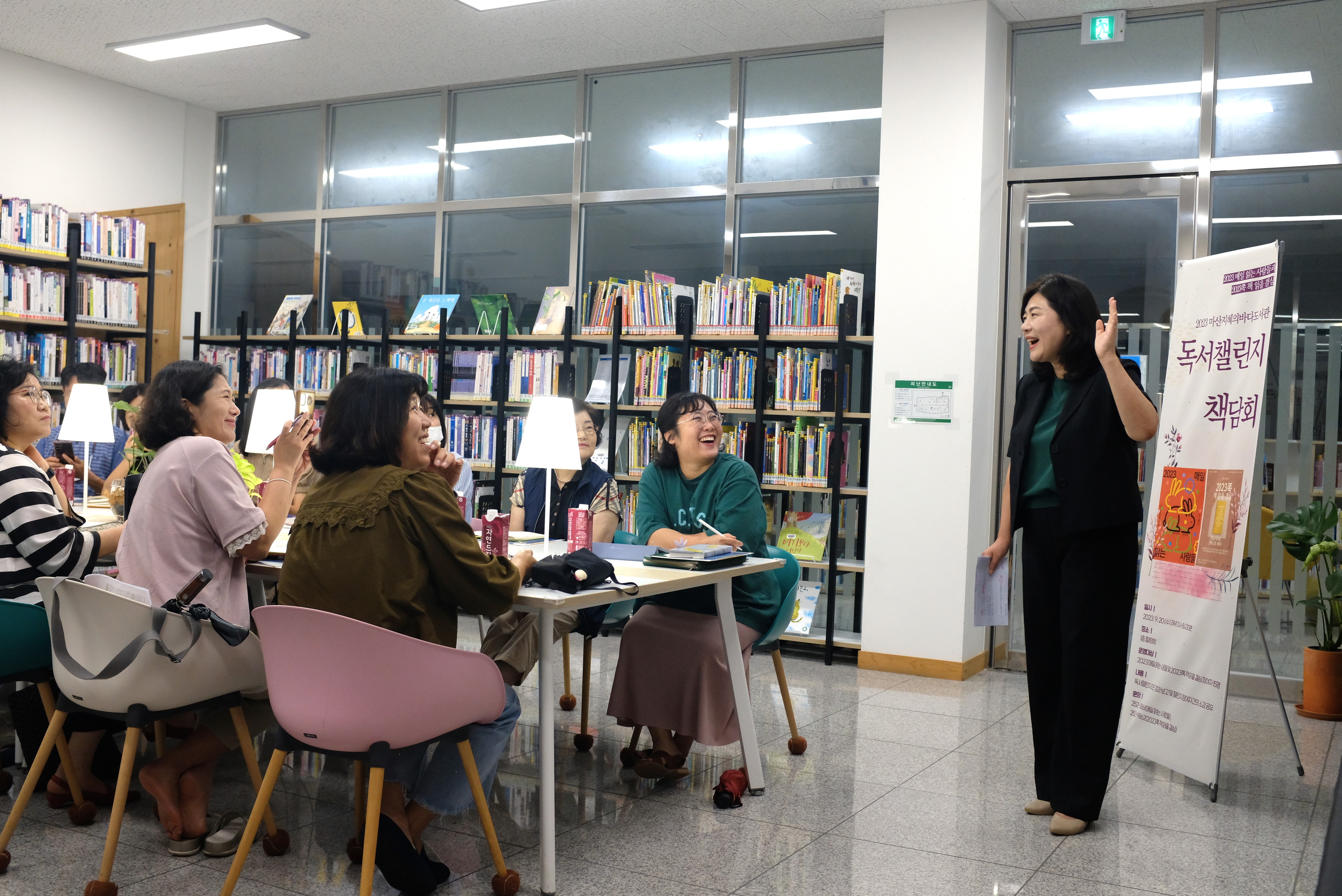마산지혜의바다도서관, 책 읽는 시민과 함께한 ‘책담회’ 개최 - 관련이미지1