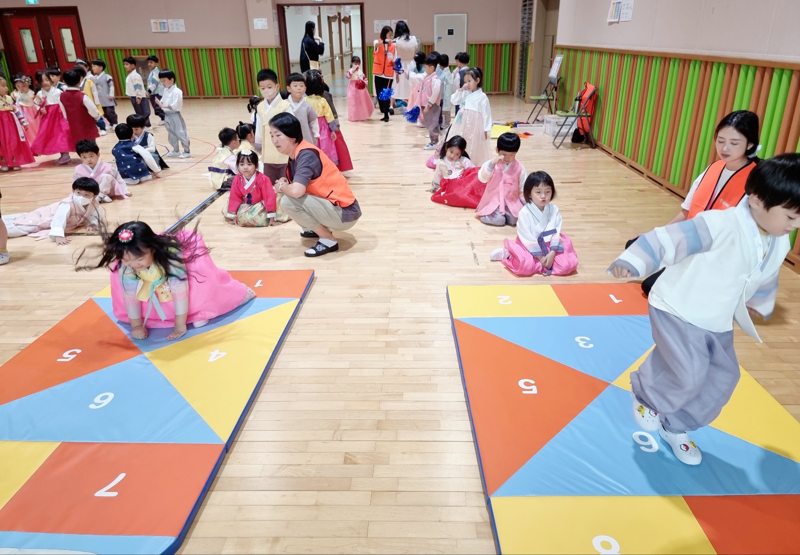 창원진달래유치원 추석맞이 전통의 날 행사 실시 - 관련이미지1