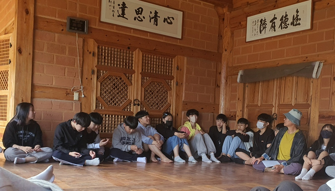웅천중학교, 가을밤 책으로 삶에 향기를 입히다 - 가야산 독서당 정글북에서 1박 2일 독서캠프 개최 - 관련이미지3