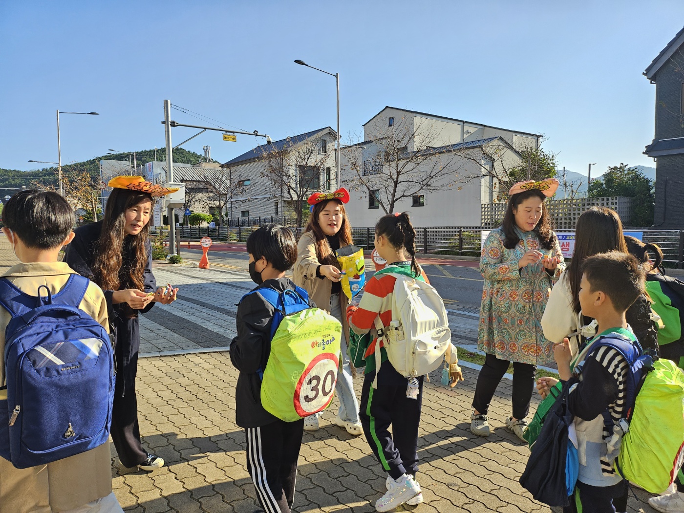 갈전초등학교, 학부모가 맞이해주는 학교 등굣길 - 관련이미지1