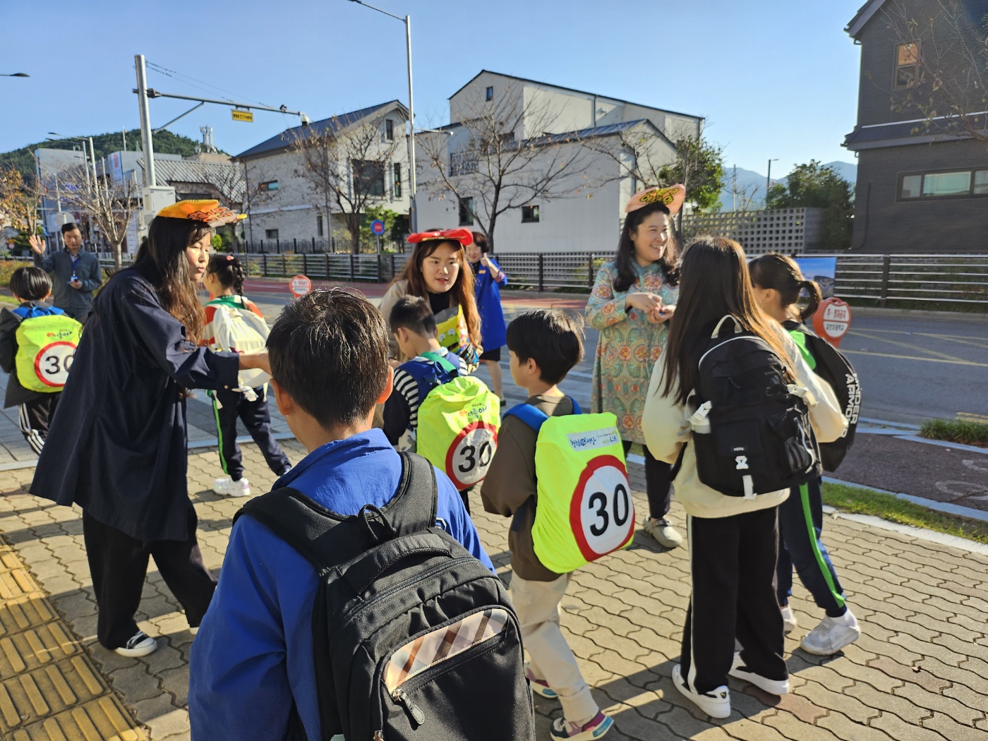 갈전초등학교, 학부모가 맞이해주는 학교 등굣길 - 관련이미지2