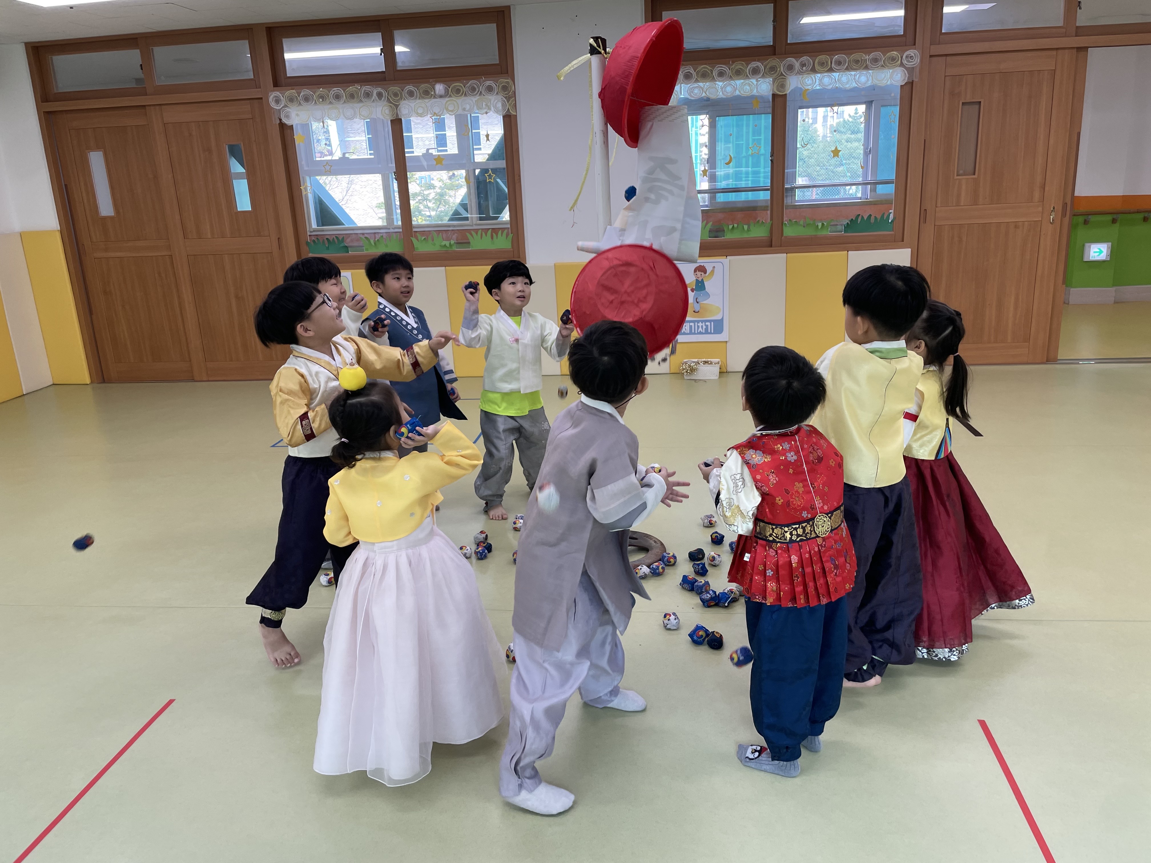 사파초병설유치원, 친구들과 함께 하는 즐거운 전통 놀이 한마당! - 관련이미지1