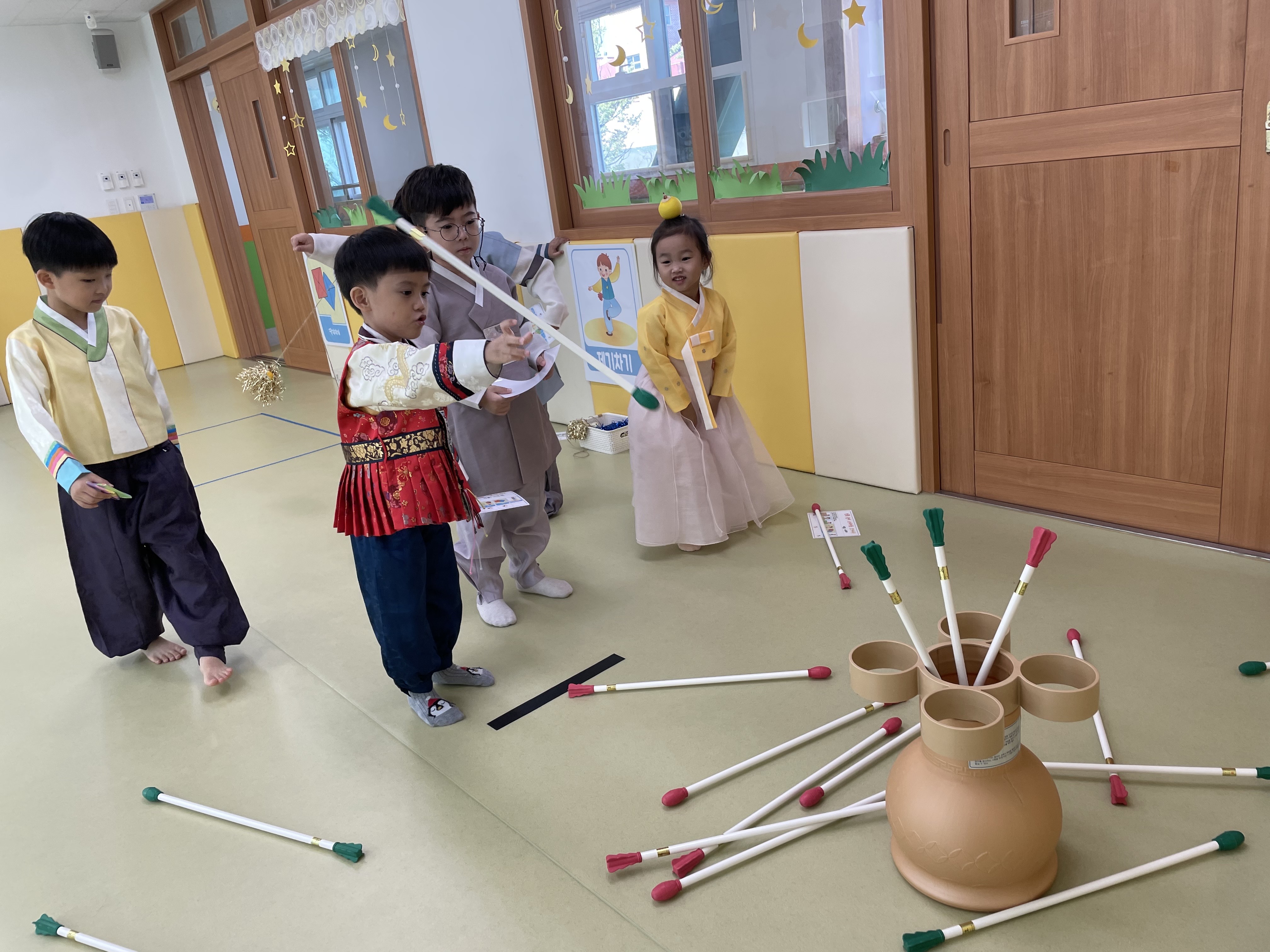 사파초병설유치원, 친구들과 함께 하는 즐거운 전통 놀이 한마당! - 관련이미지3