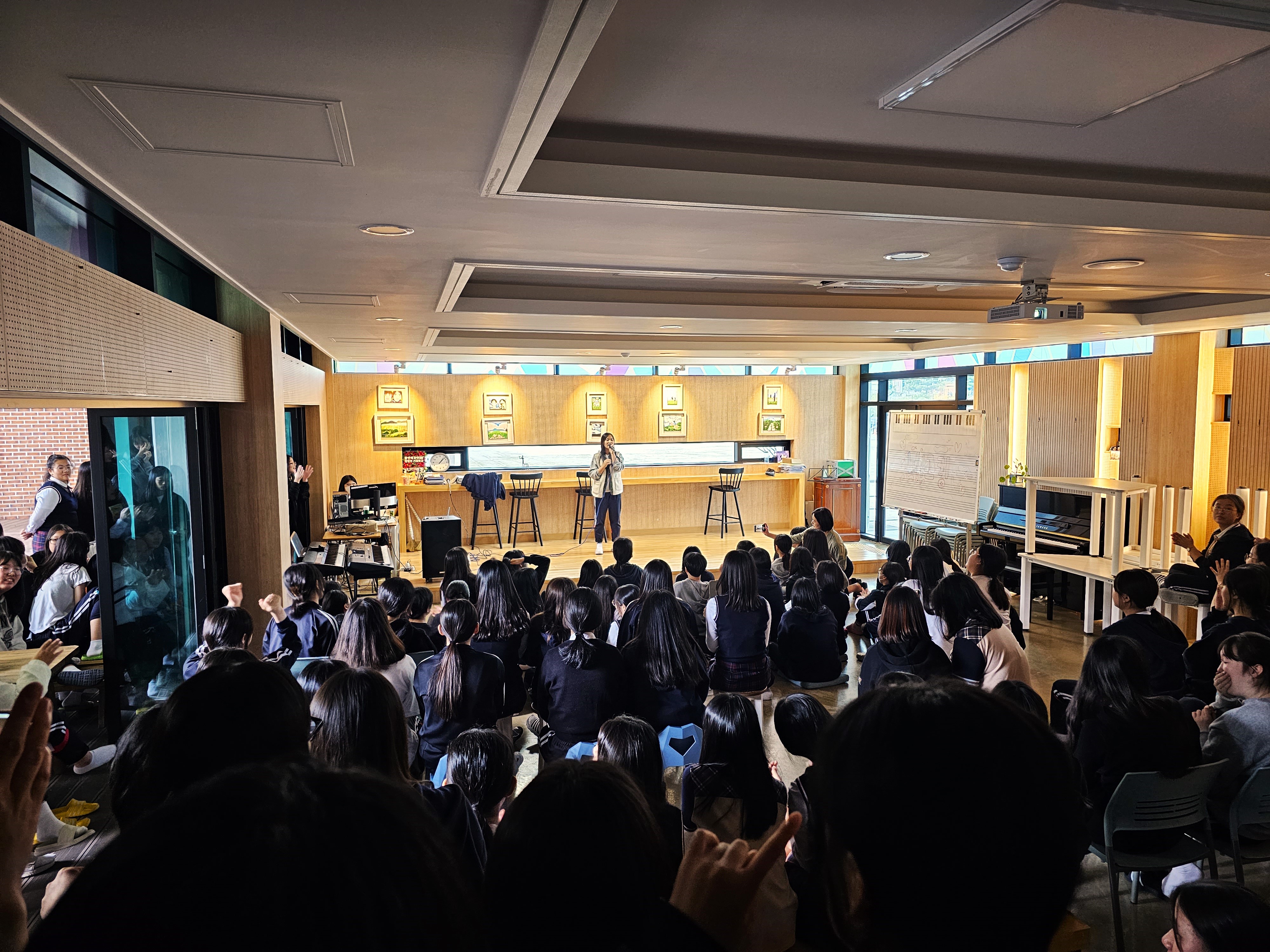 함안여자중학교, 학교공간혁신 무대에서 학생 공연 가져 - 관련이미지1