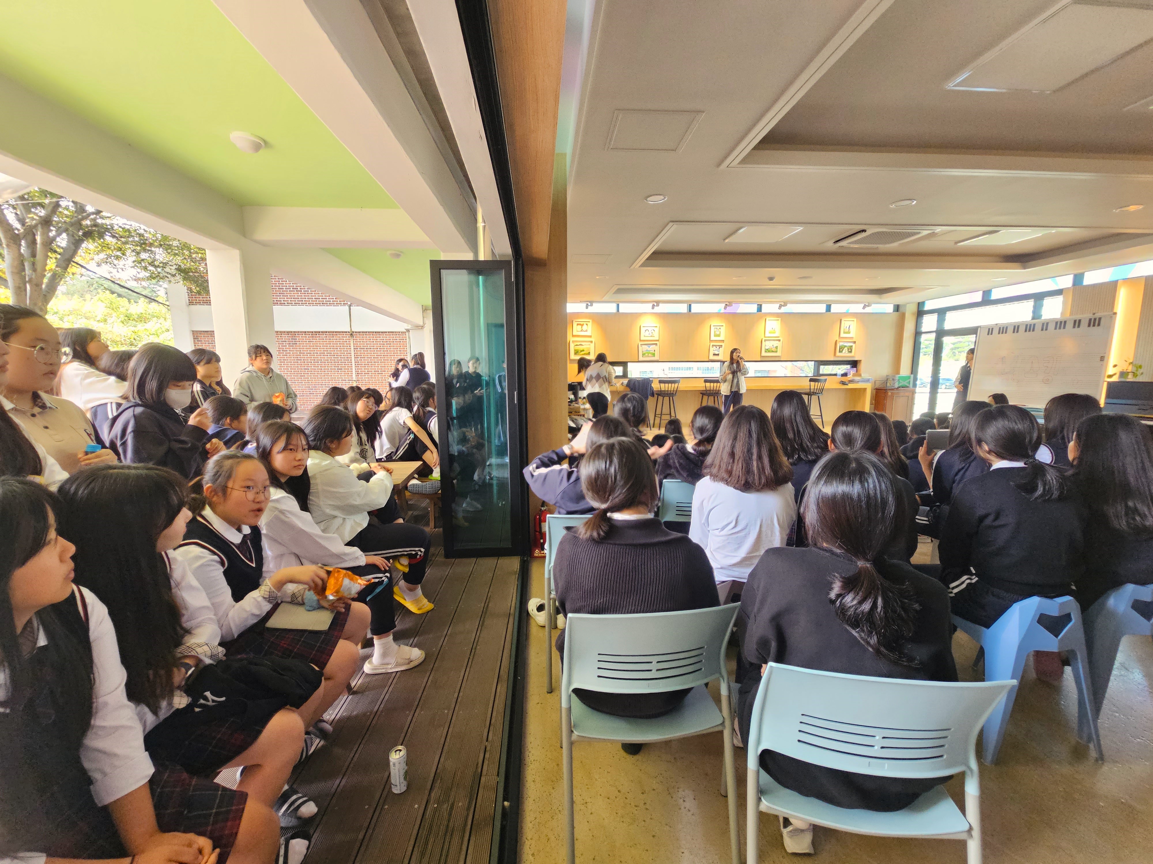 함안여자중학교, 학교공간혁신 무대에서 학생 공연 가져 - 관련이미지2