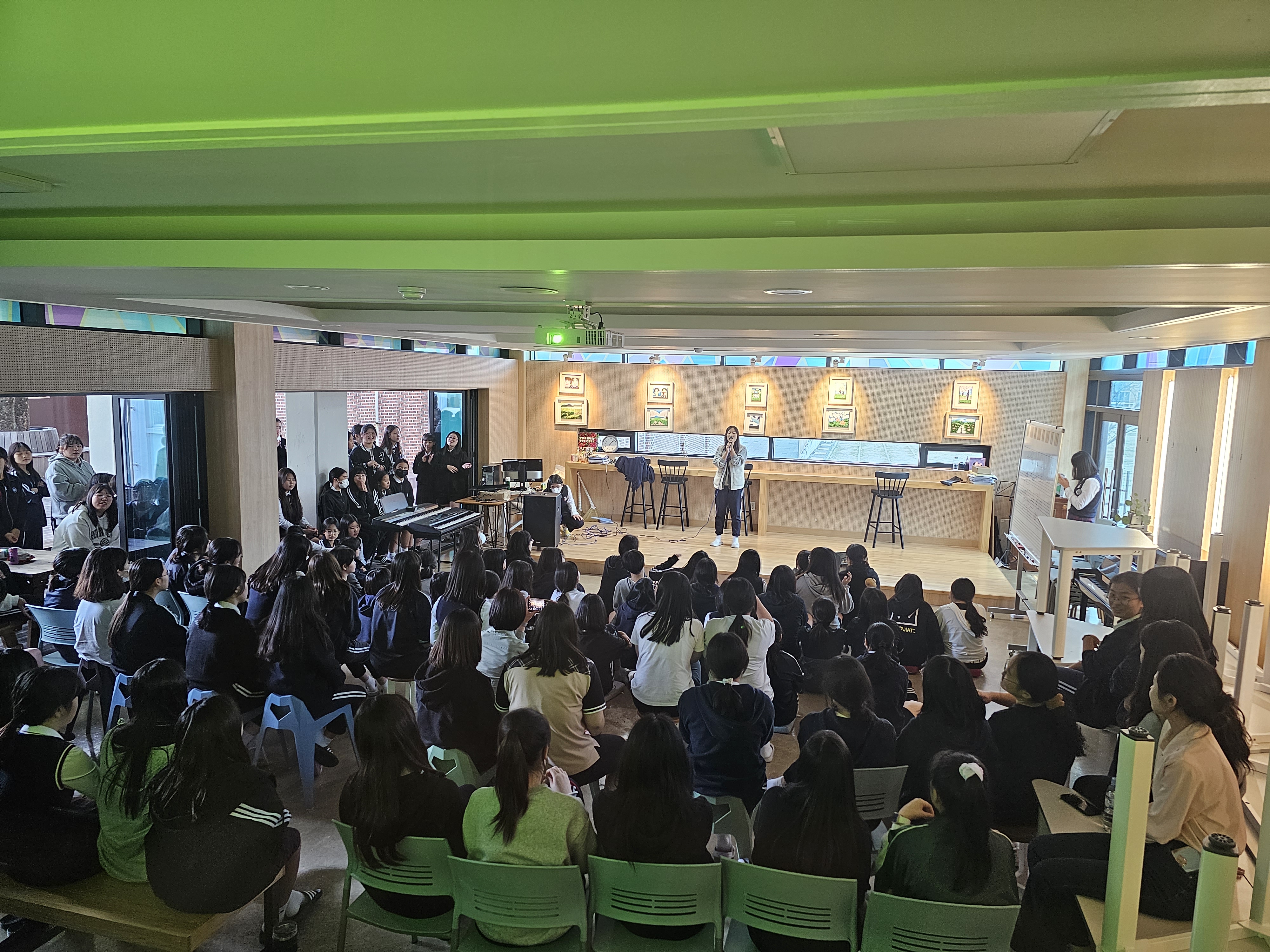 함안여자중학교, 학교공간혁신 무대에서 학생 공연 가져 - 관련이미지3