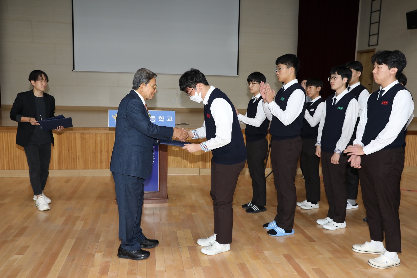 마산고, KNN·넥센월석문화재단 장학증서 및 학교발전기금 수여식 - 관련이미지2