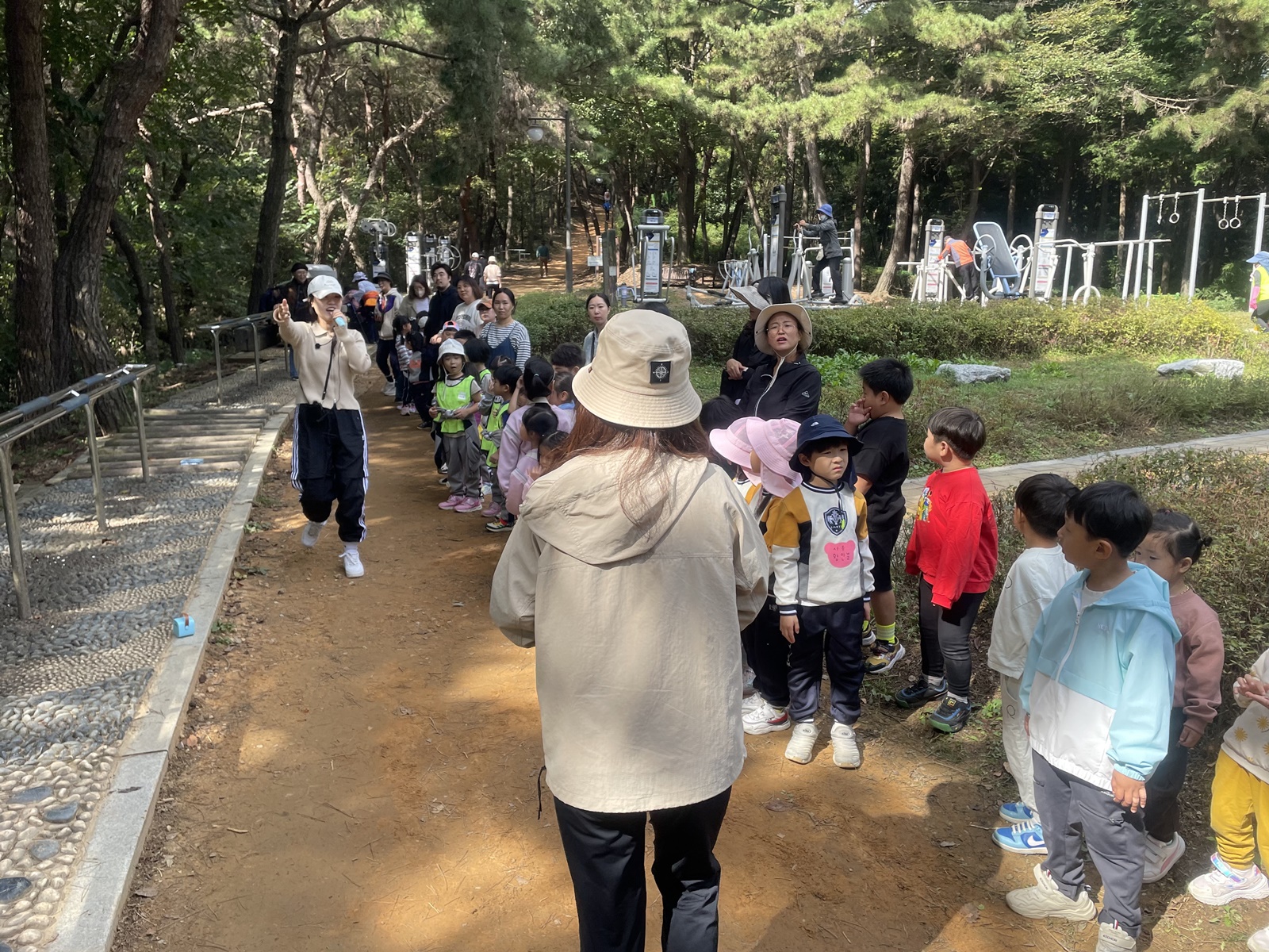 이반성초등학교병설유, 2023. 소규모 유치원 놀이중심 교육과정  더하기(더불어 꿈꾸고 하나되어 놀이하는 기쁨의 공동체) 친구들과 함께하는  가좌산 먼 길 나들이를 떠나요~~! - 관련이미지2