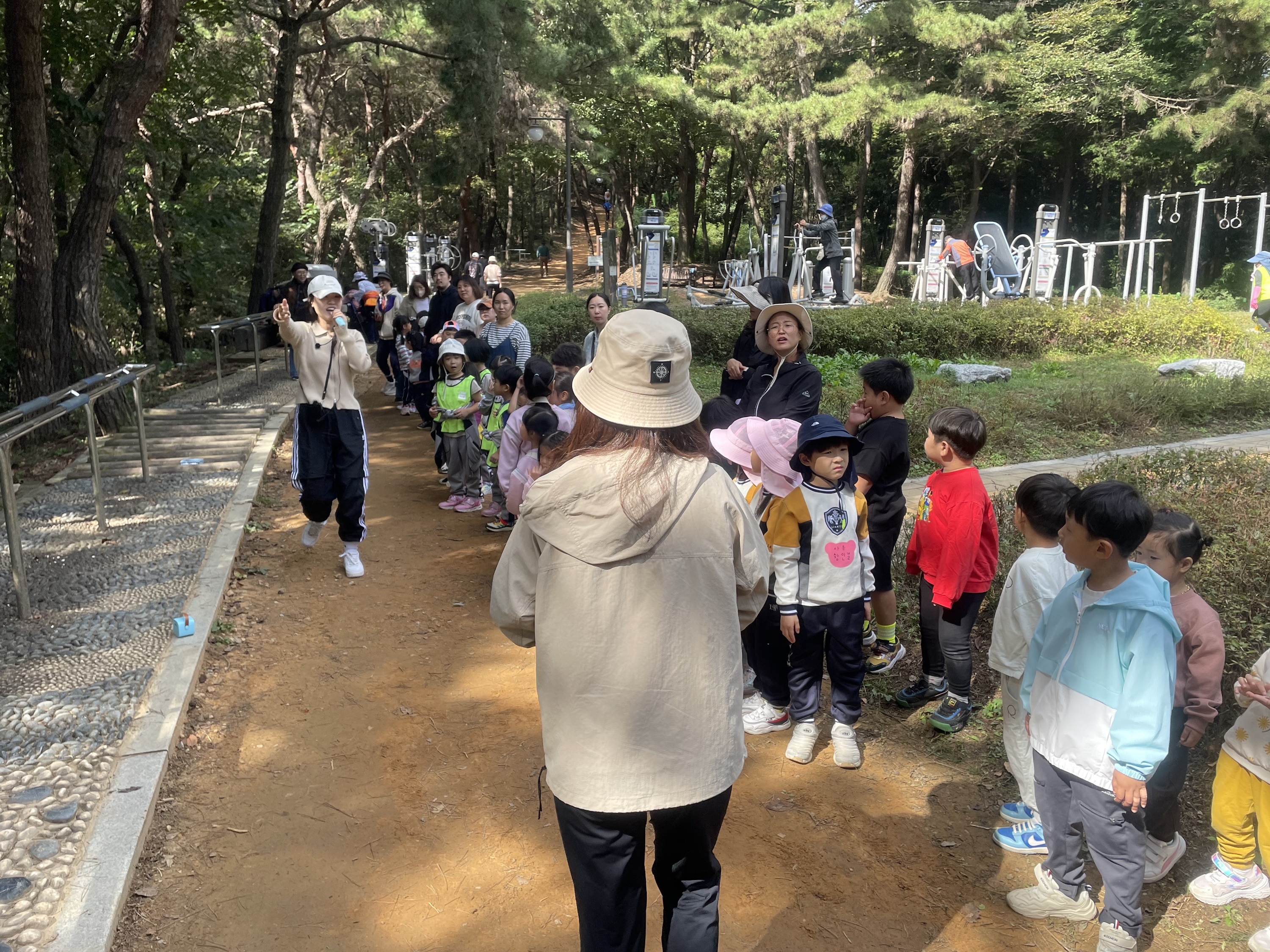 이반성초등학교병설유, 2023. 소규모 유치원 놀이중심 교육과정  더하기(더불어 꿈꾸고 하나되어 놀이하는 기쁨의 공동체) 친구들과 함께하는  가좌산 먼 길 나들이를 떠나요~~! - 관련이미지5
