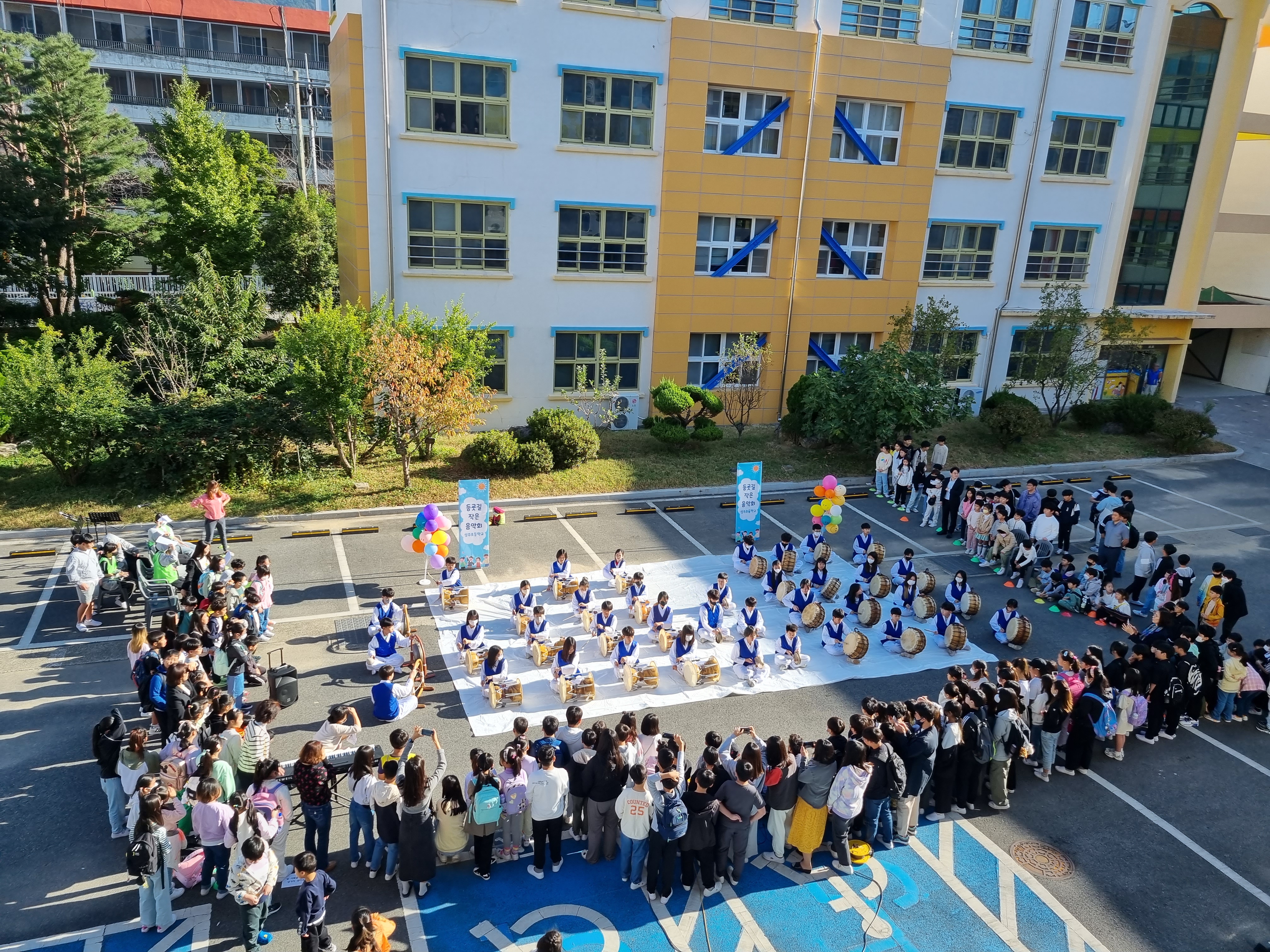 성주초, 가을로 물든 등굣길에 버스킹 공연을 즐겨요! - 관련이미지1